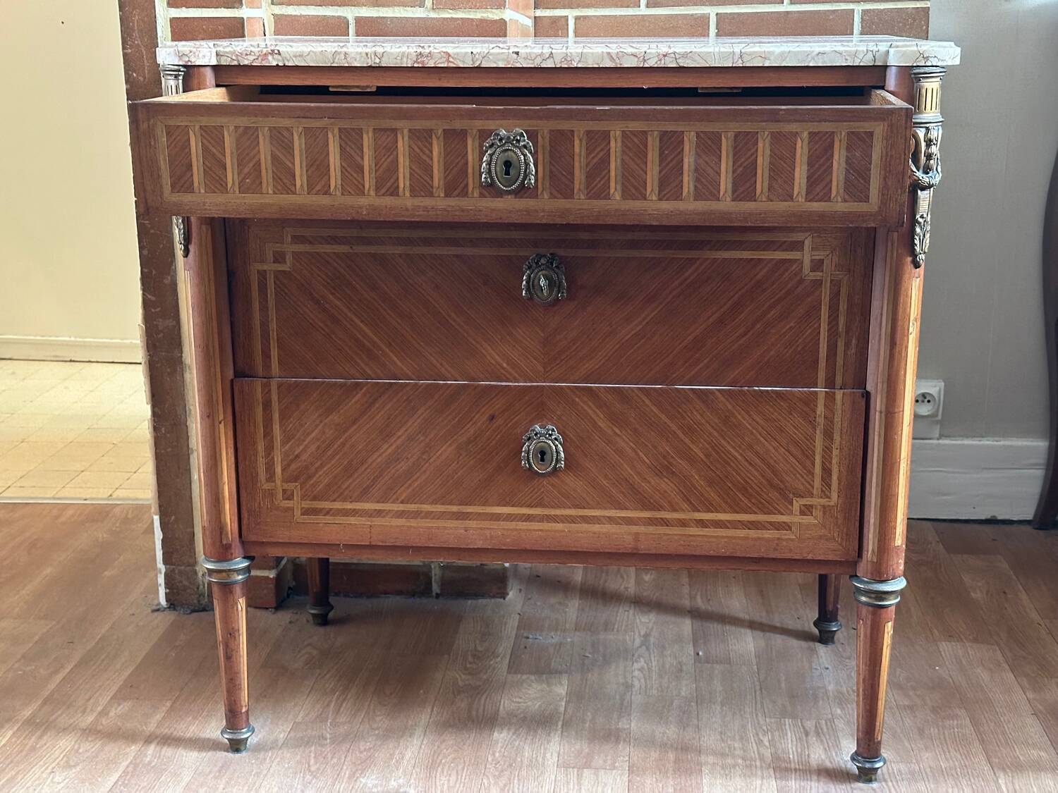 Louis XVI style chest of drawers, spinning top legs - transition style marquetry