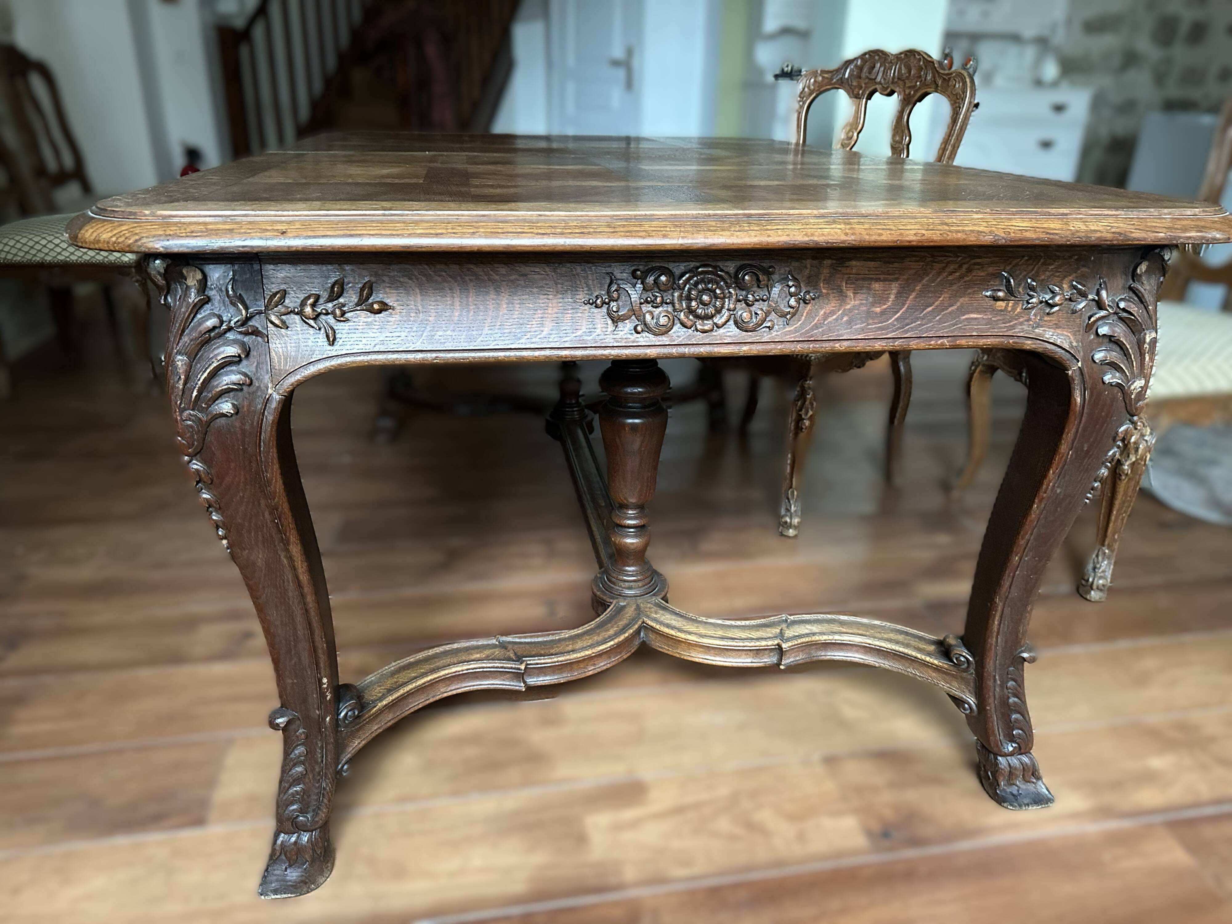 Antique dining set. Table 1.58 m x 1.10 m + 6 chairs from the 1920s.