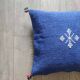 Coussin marocain bleu à pompon en coton