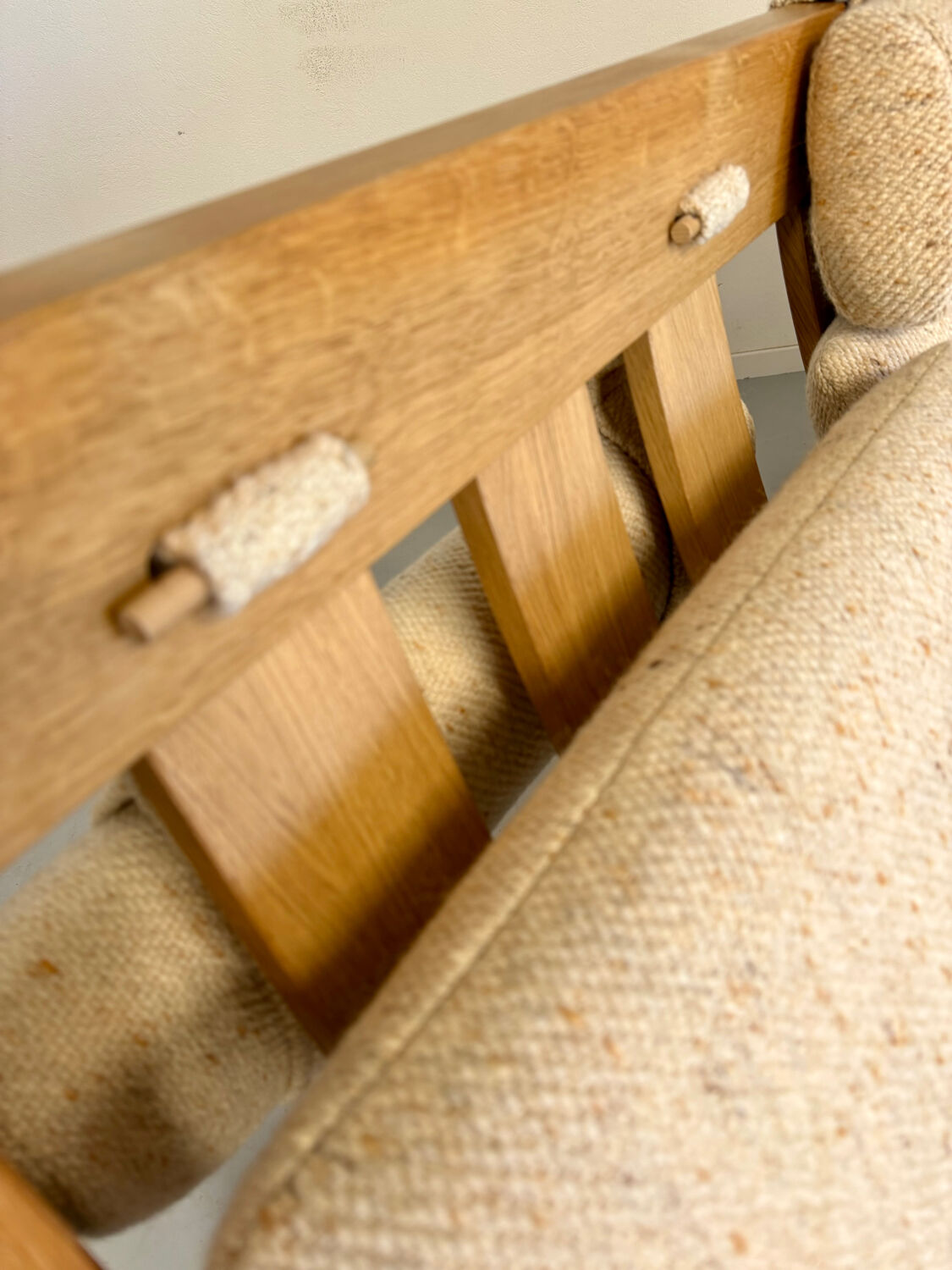 Three-seater canapé in solid oak with Scandinavian design fabric from the 1970s.