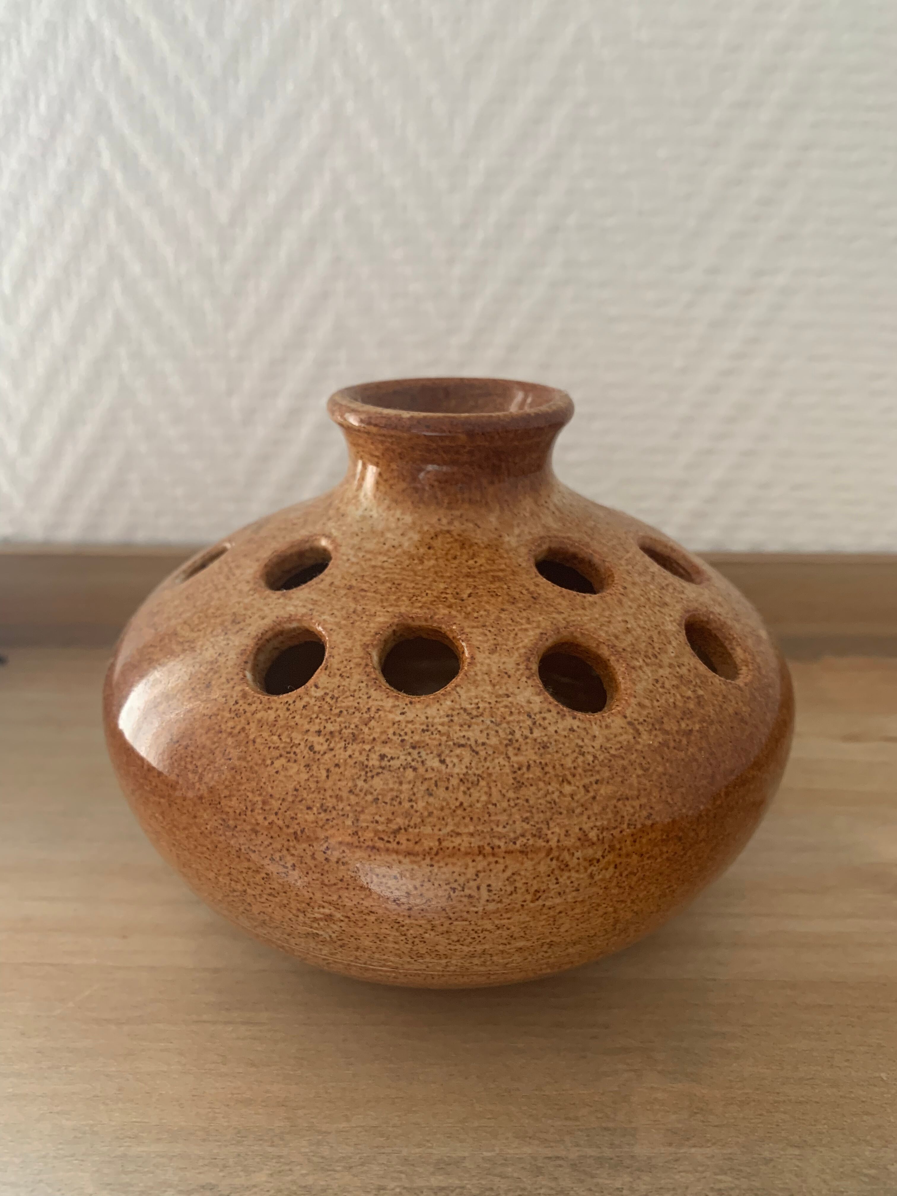 Vase pique-fleurs en grès signe Dehoux