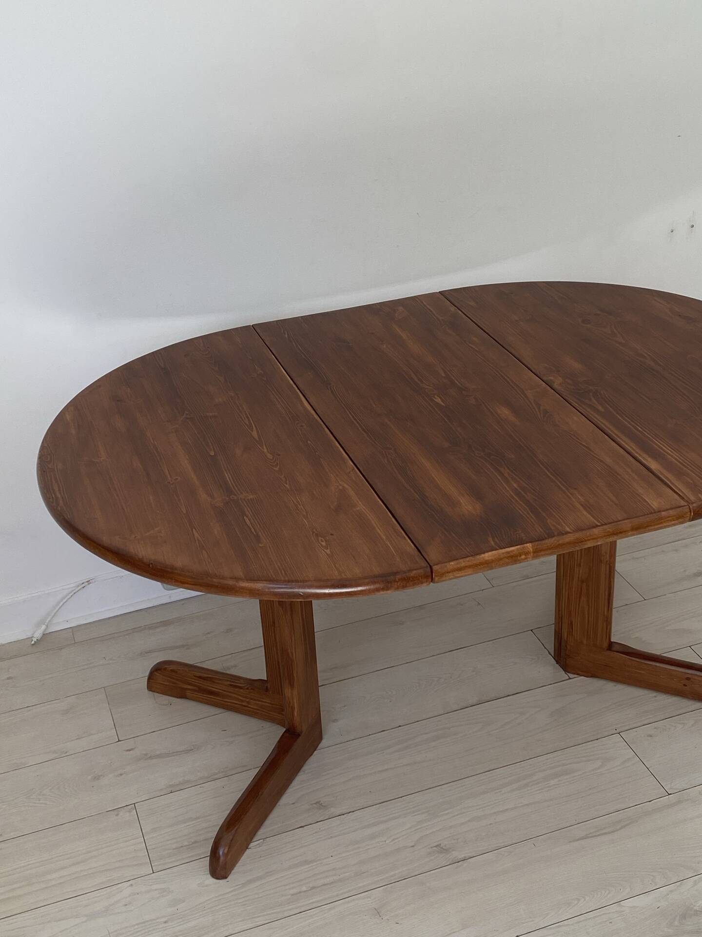 Extendable table for 4/6 people in pine.