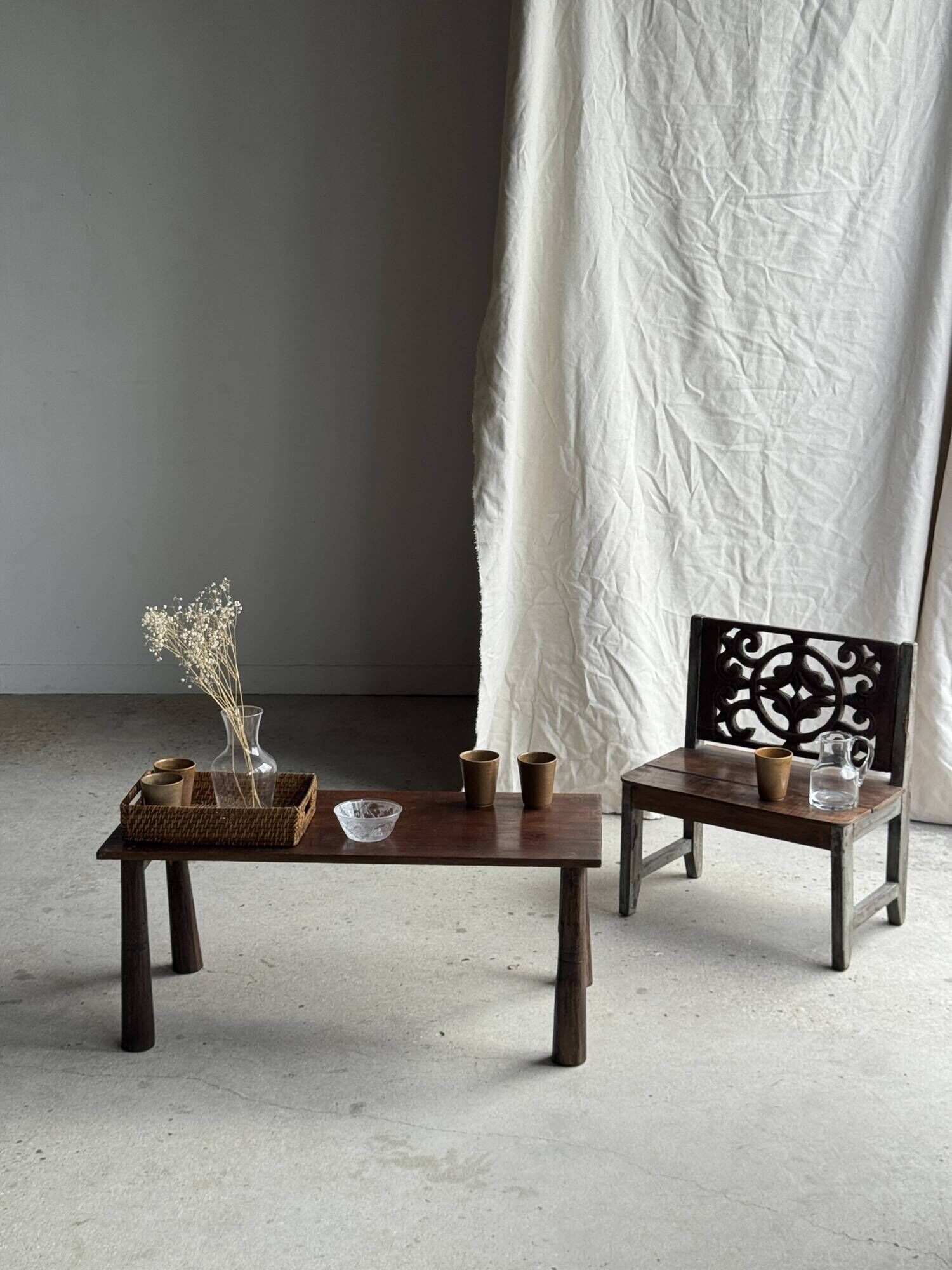 Mini banc à dossier sculpté à motif de rosace et volutes H59 L51