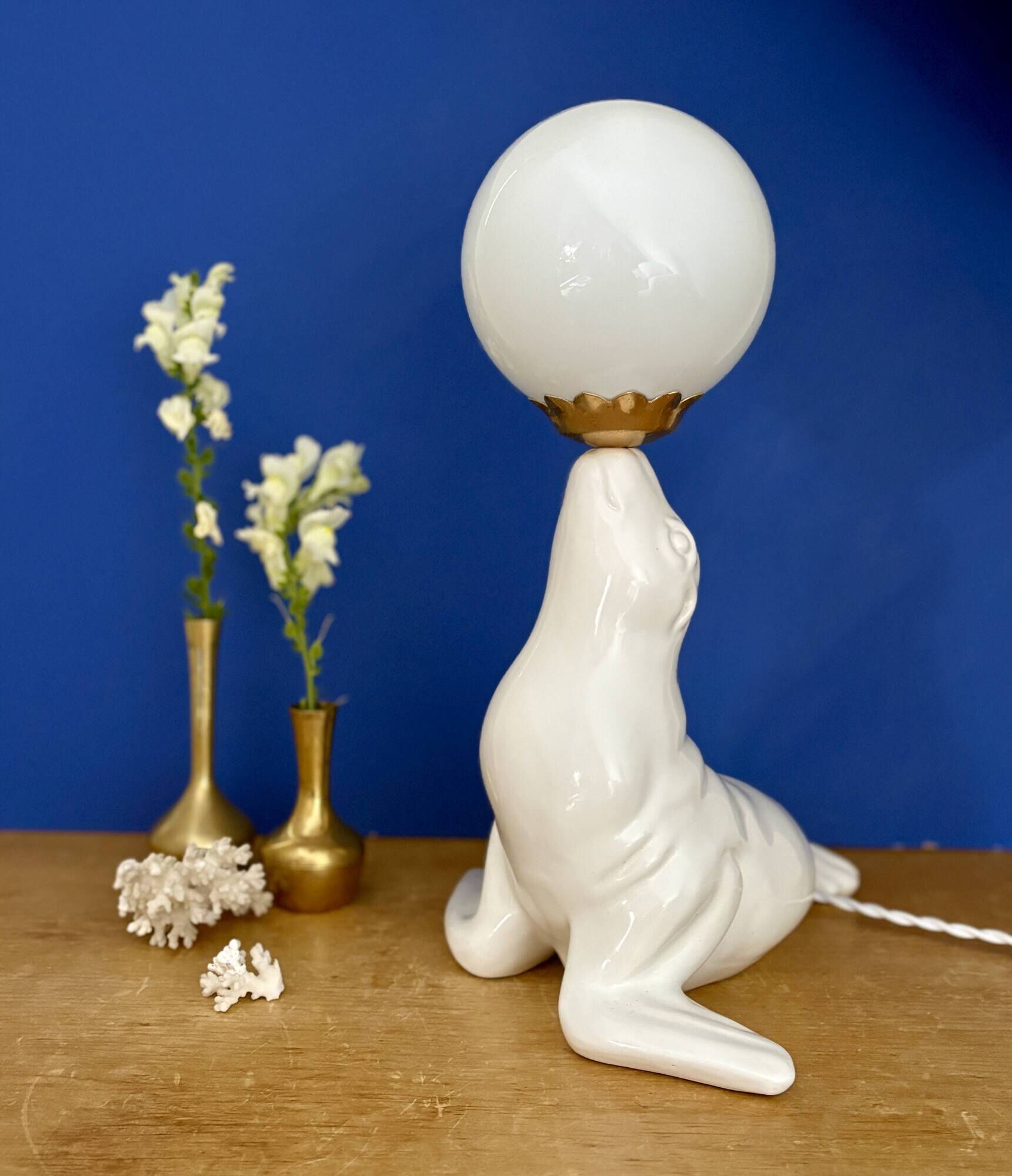 Vintage seal lamp in white ceramic and opaline.