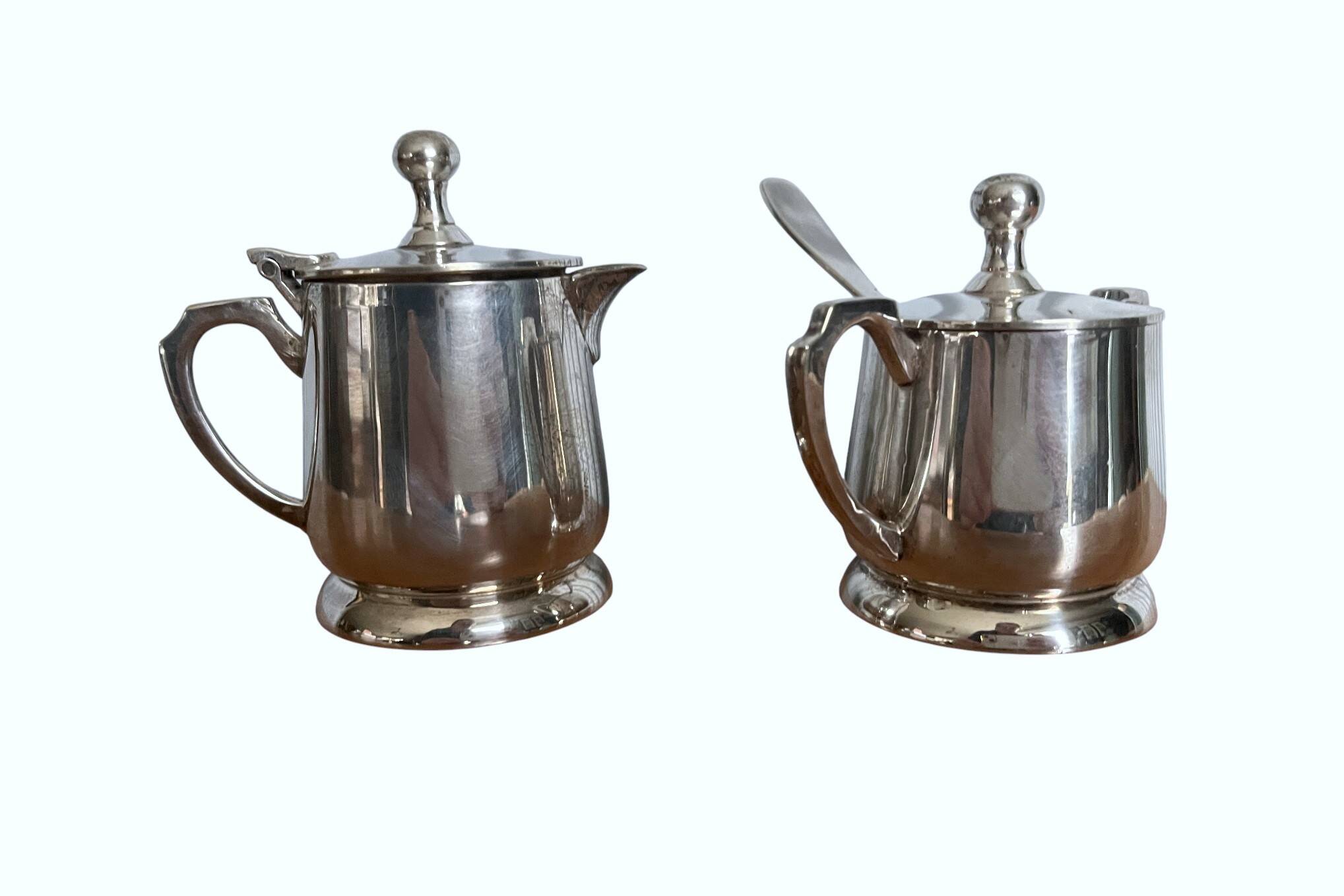 Deux petits pots service à thé métal argenté EPNS XXème