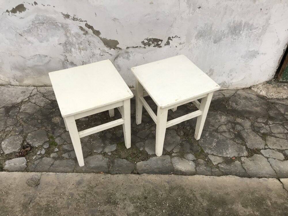 Paire de tabourets peints blancs en pin vintage des années 1940, style rustique industriel