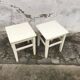 Paire de tabourets peints blancs en pin vintage des années 1940, style rustique industriel