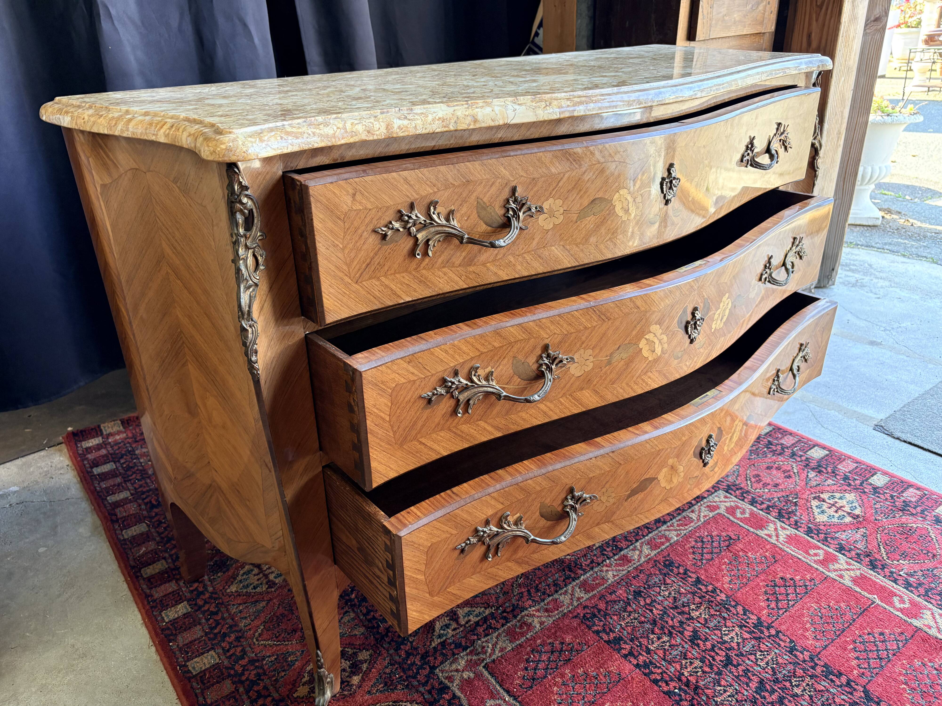 Commode galbée en marqueterie de style Louis XV, signée Marquant