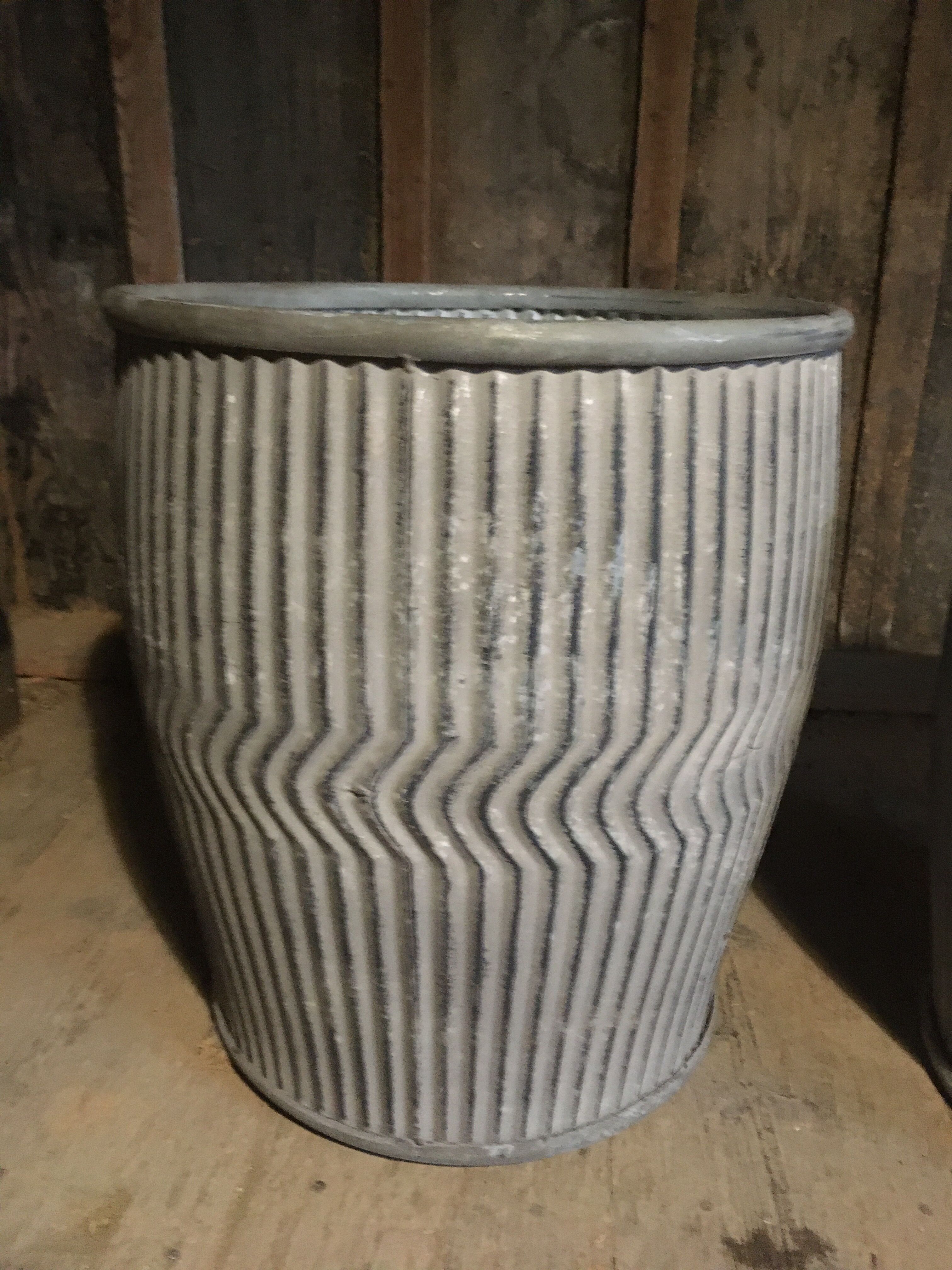 2 Dollytubs plant trays