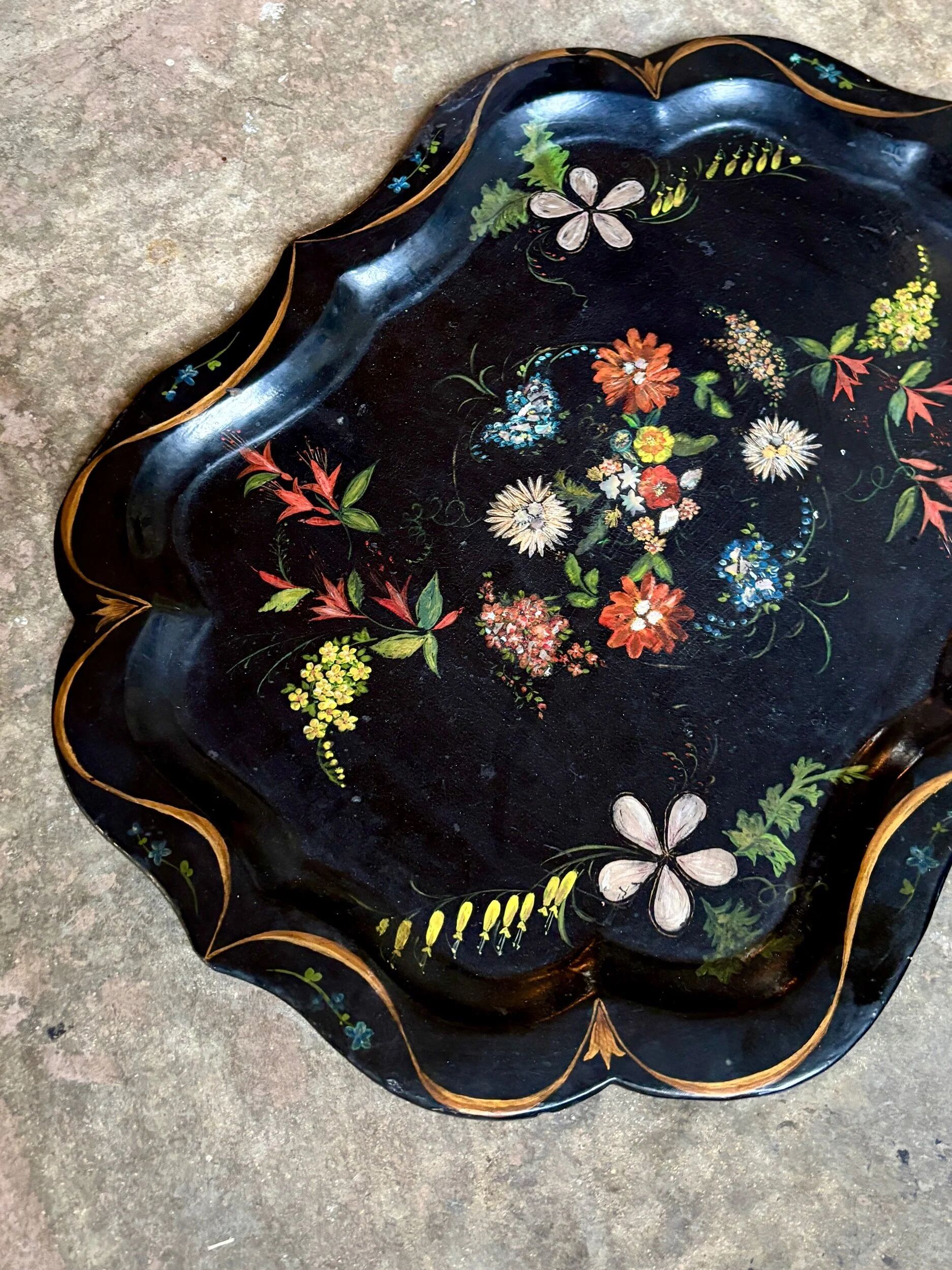 Mâché paper plateau painted and inlaid with mother-of-pearl, Napoléon III period.