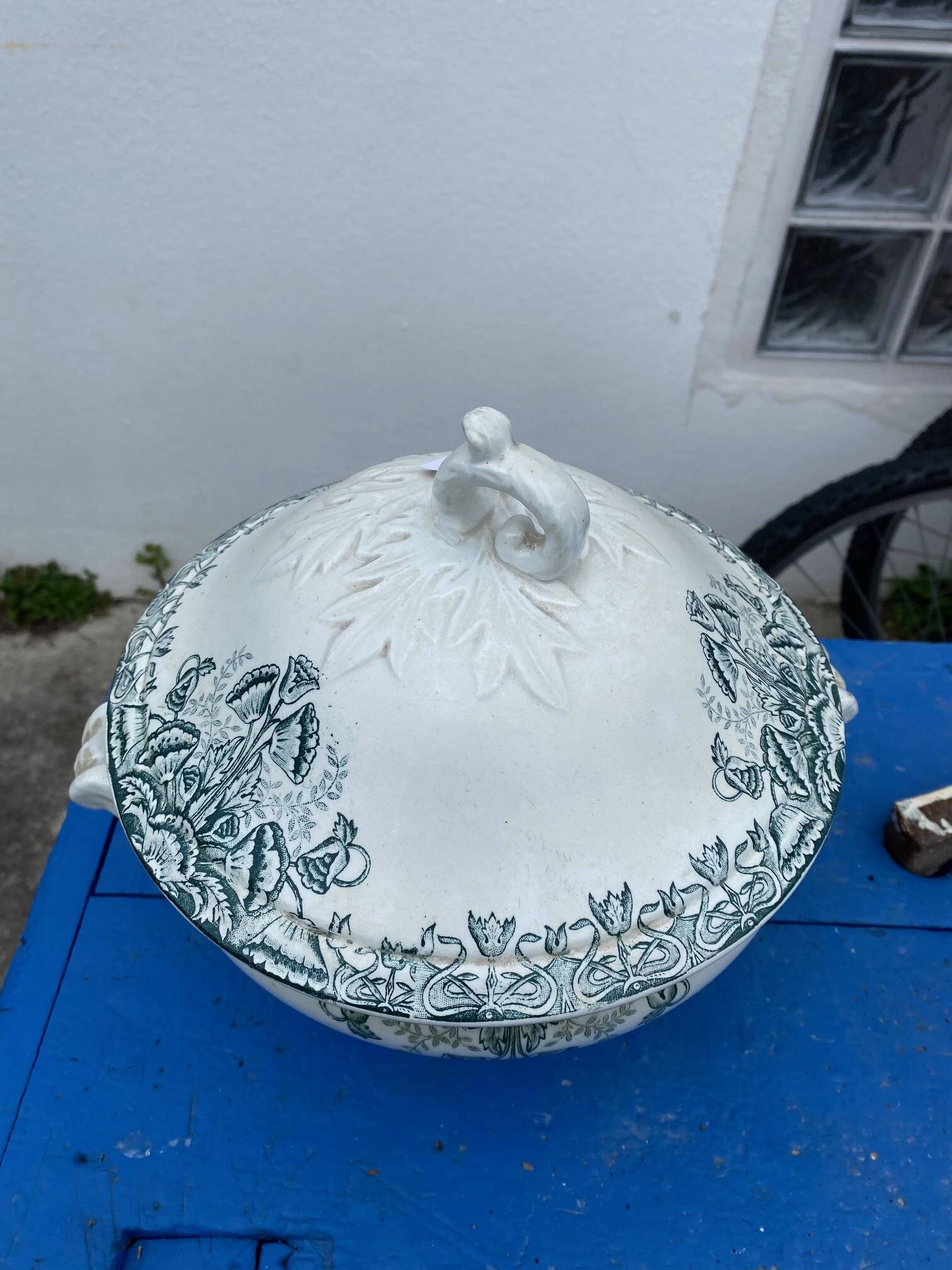 Soupière ancienne en faïence de St Amand décor floral Lebacqz Bouchard