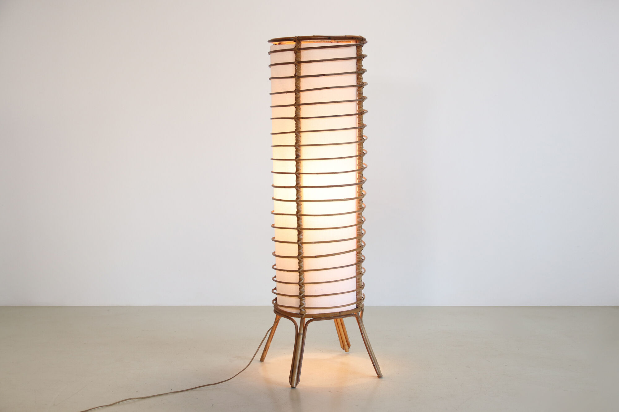 Lampe de sol en rotin vintage française