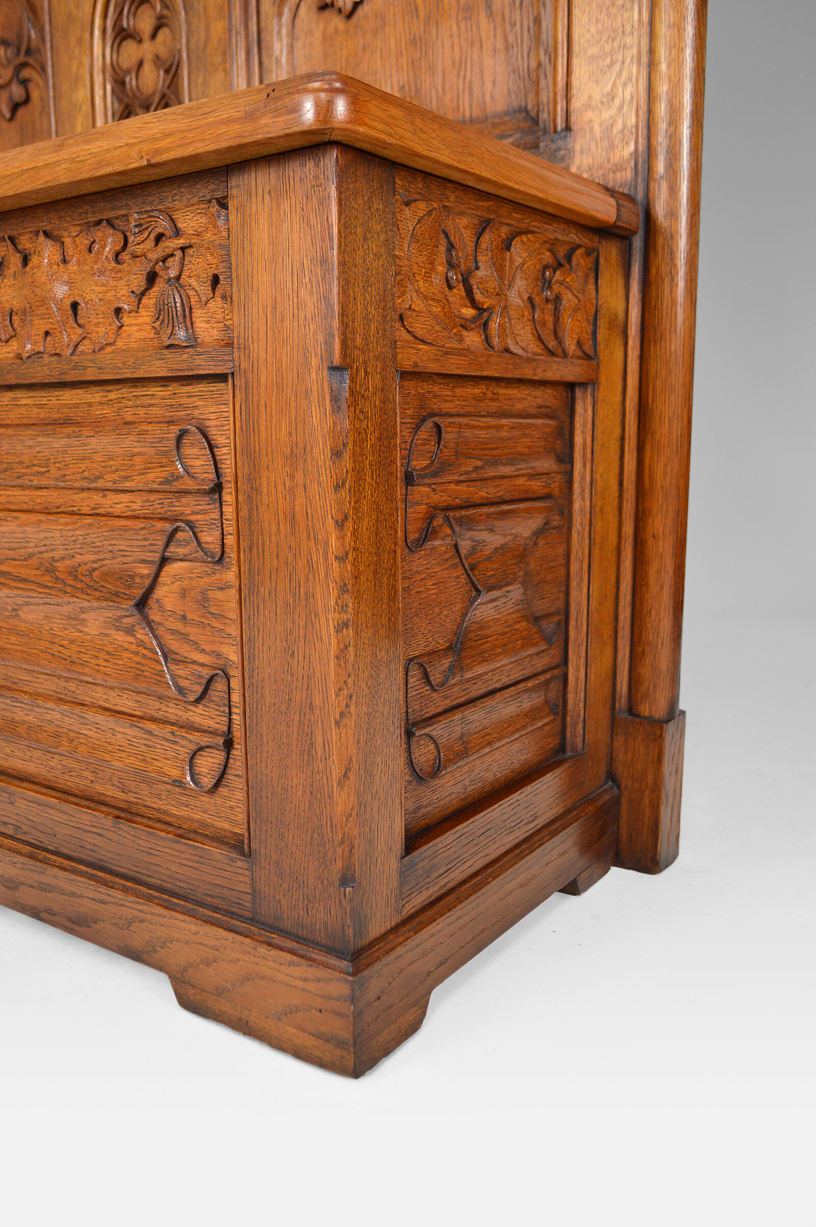 Banc coffre Gothique d'église en chêne sculpté, vers 1880