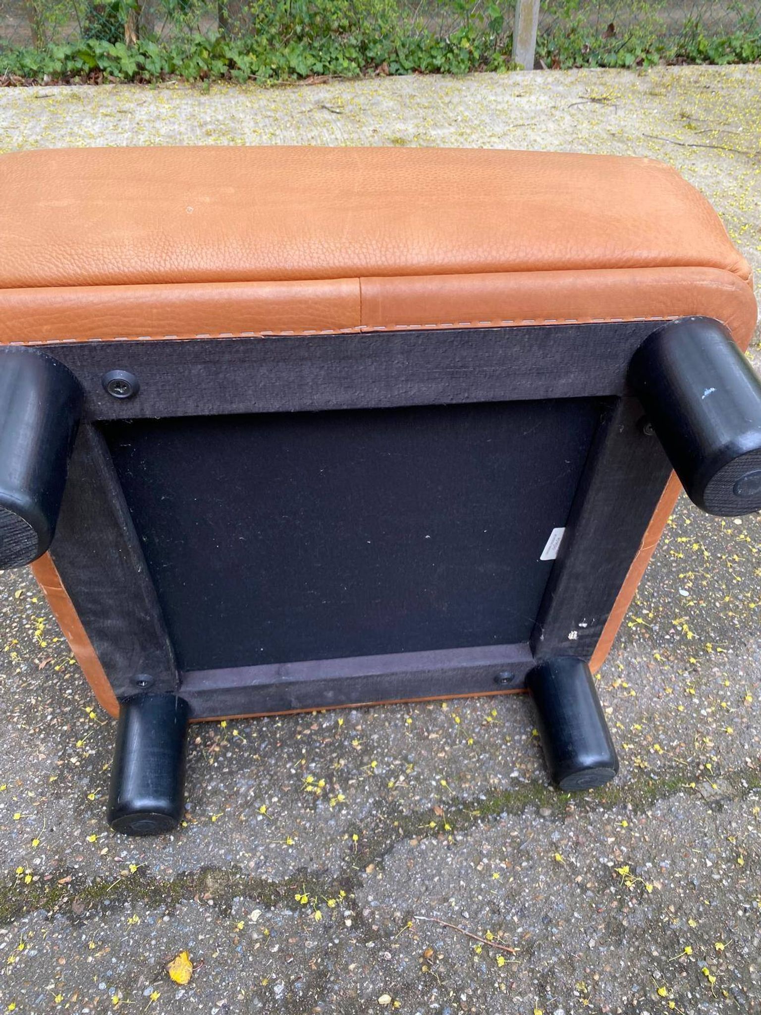 Scandinavian pouf design in brown leather, made in Switzerland by De Sede.