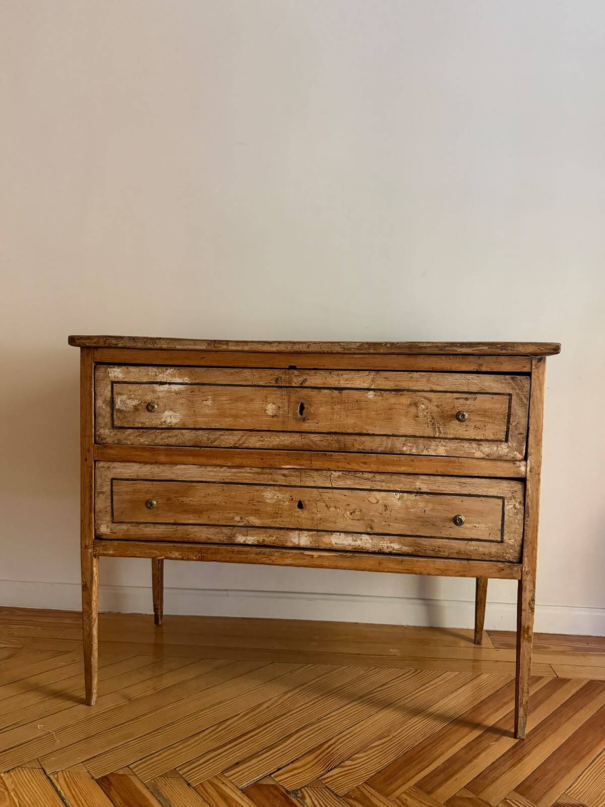 Commode polychrome et décorée de motifs d'origine italienne, XIXe siècle