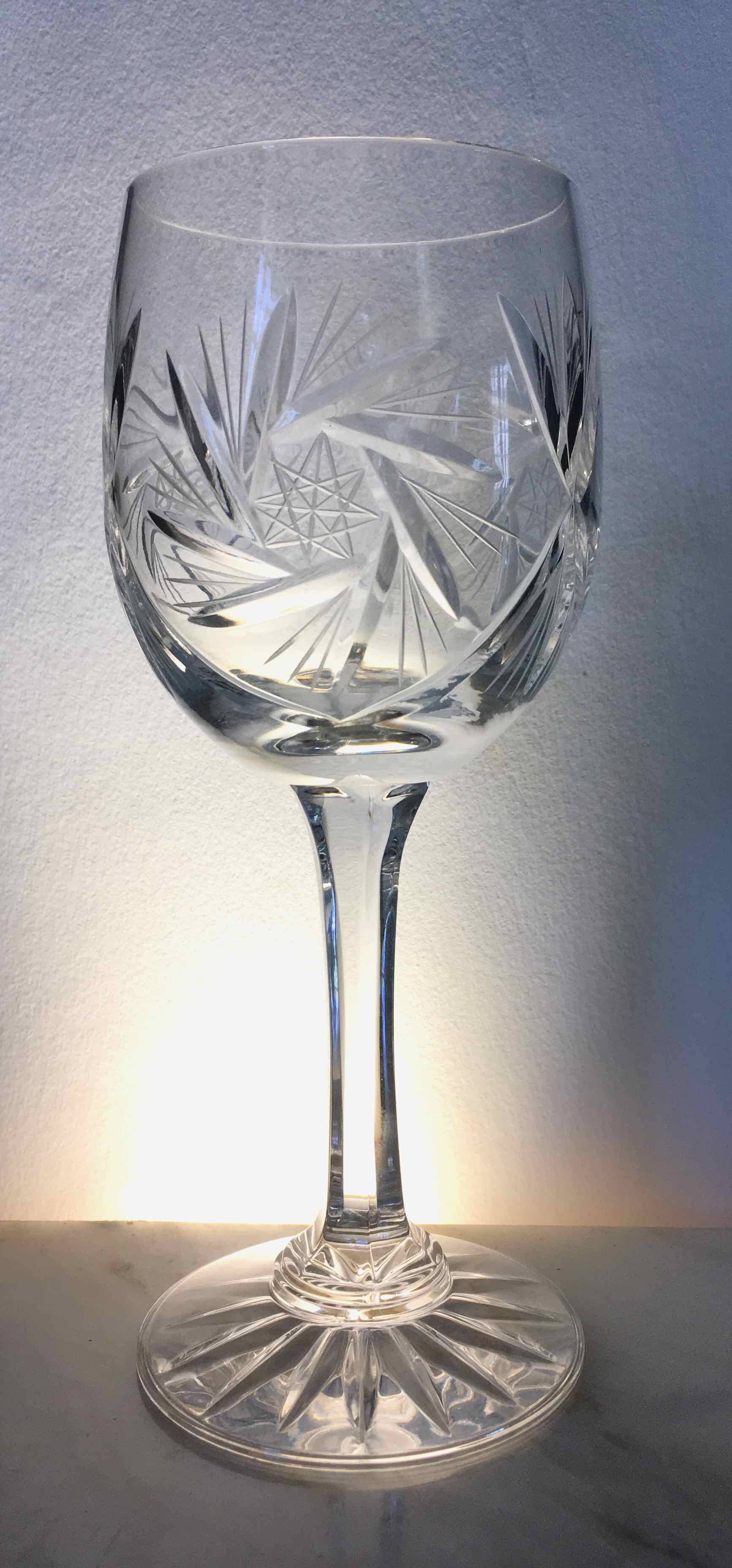 Set de 12 verres à vin en cristal taillé