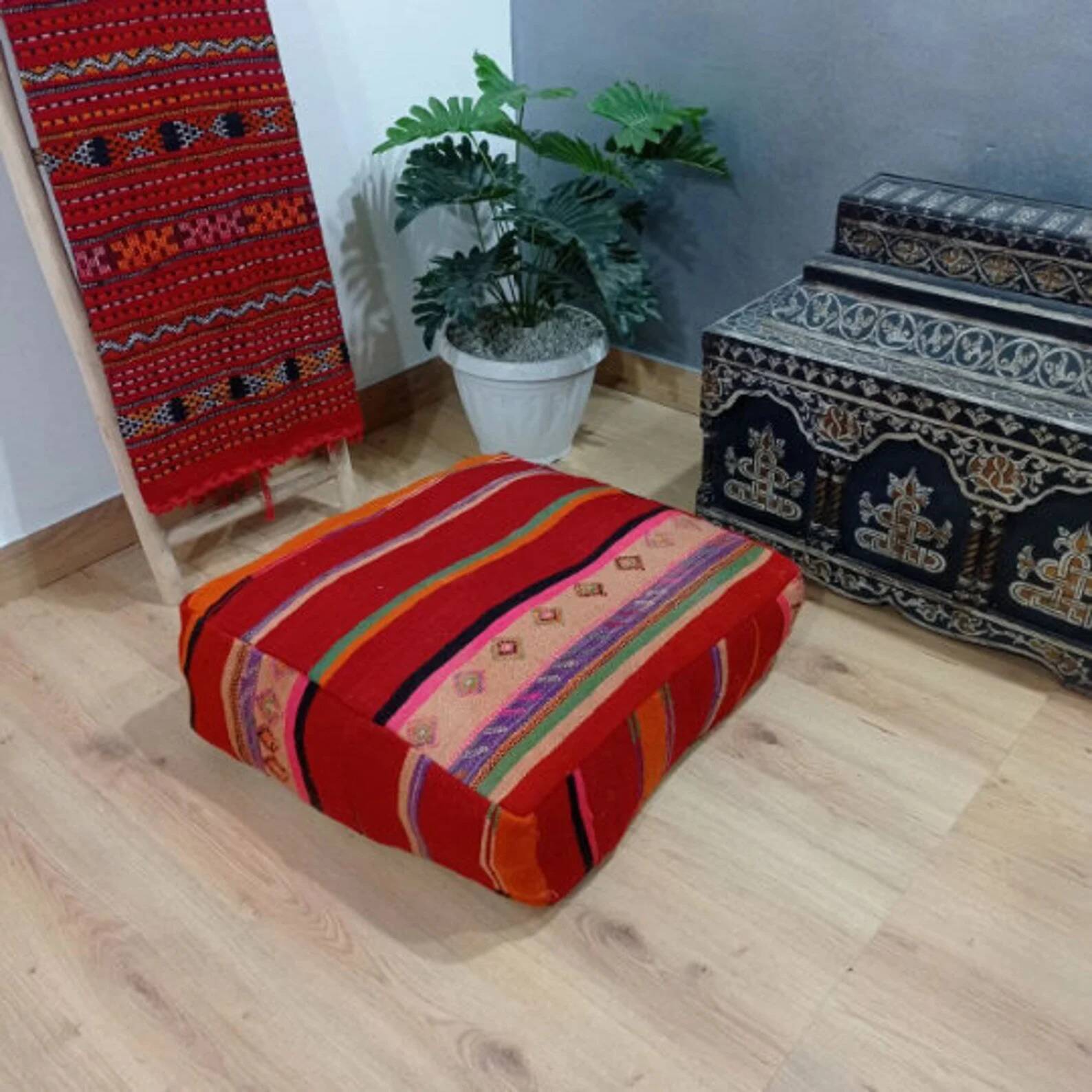 Handmade Berber pouf in wool 60 X 60 X 20 CM