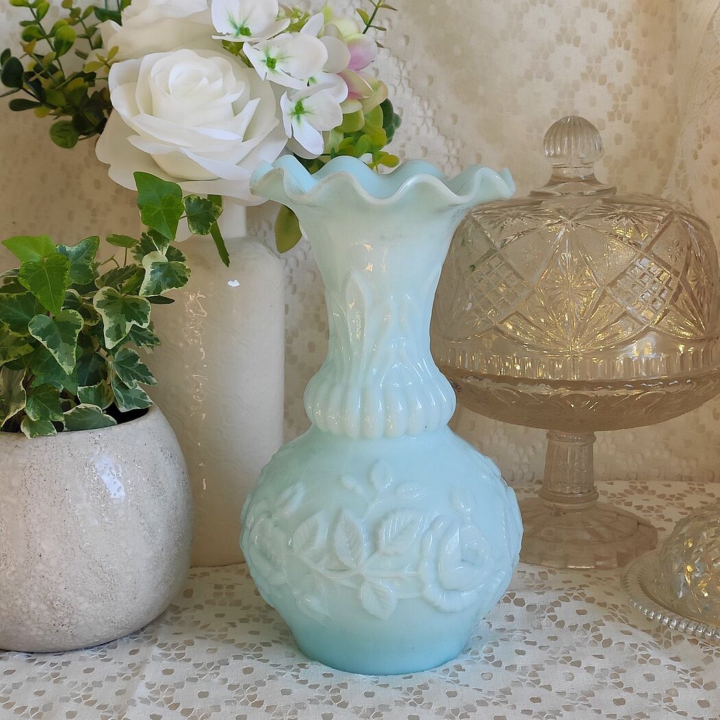 Vase ancien opaline bleue