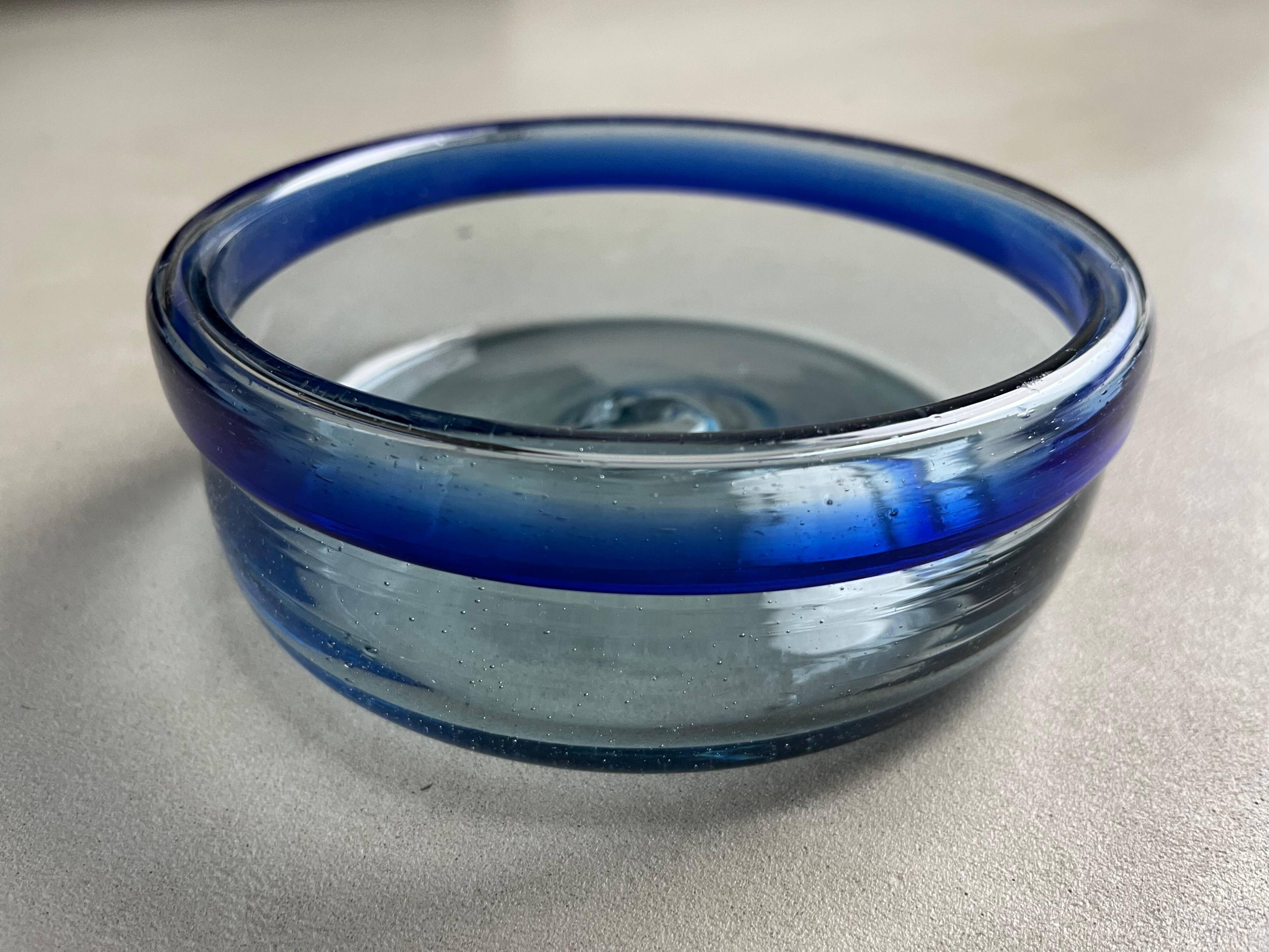 Grand bol décoratif en verre Murano sommerso clair et bleu.
