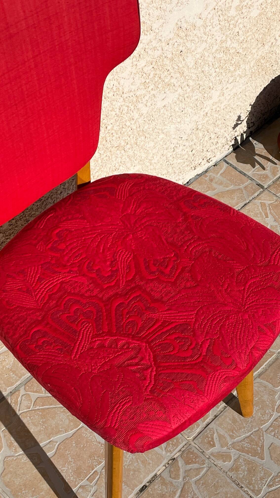 Chaise rétro vintage rouge graphique