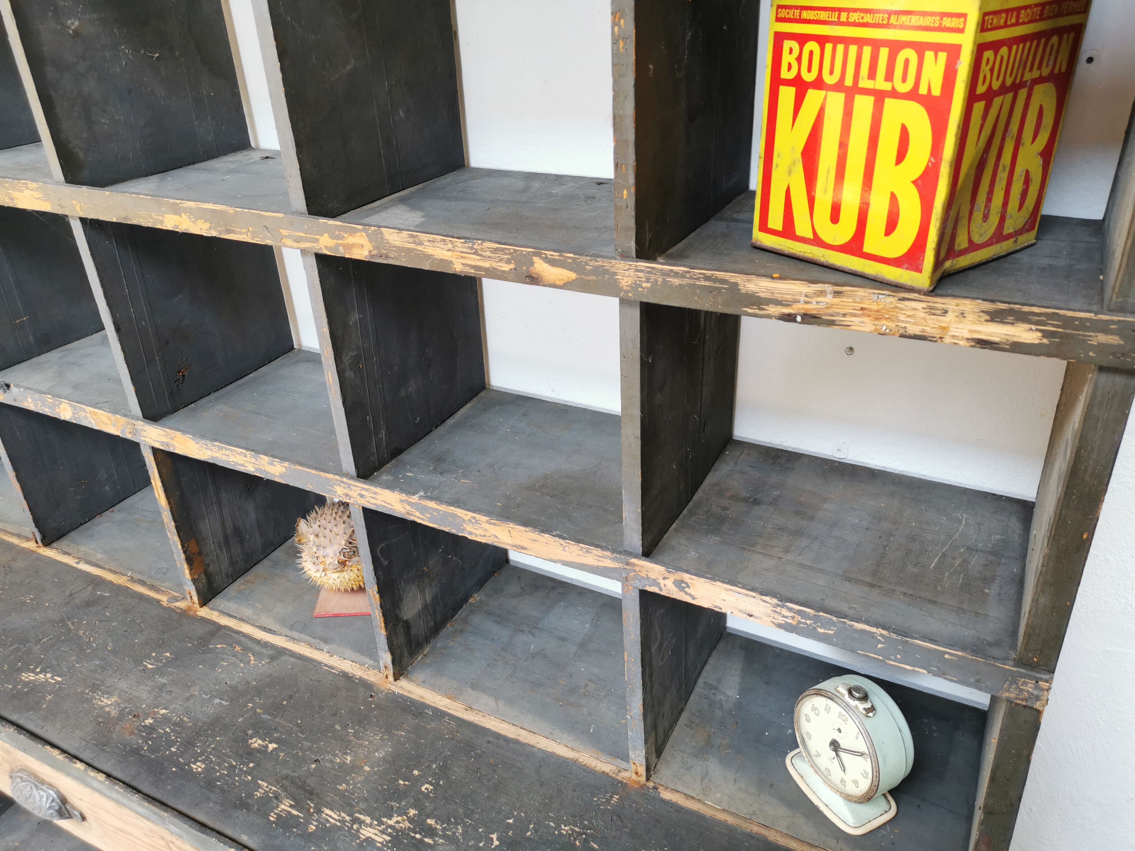 Meuble de métier à casiers bibliothèque