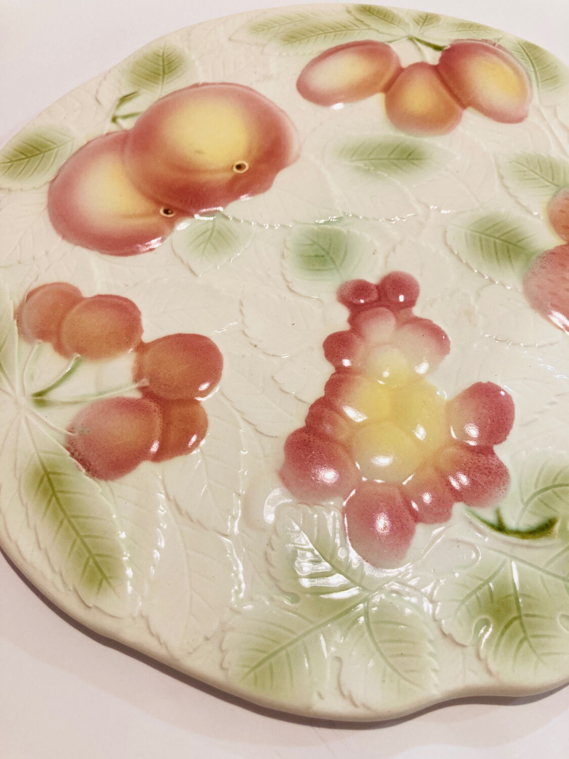 Plat de présentation barbotine salins les bain motif fruits- faience