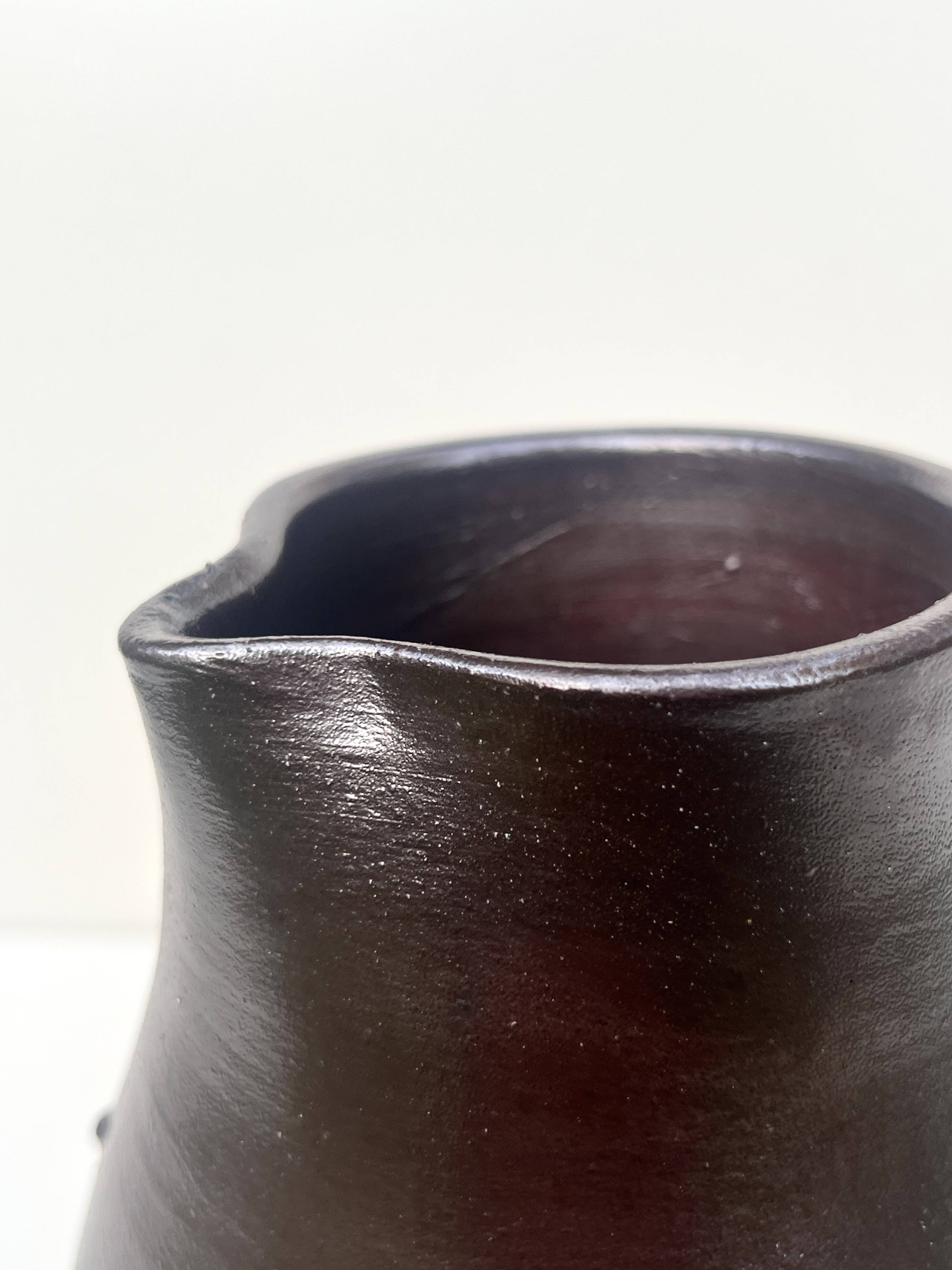 carafe / vase en gres noir ourné, France 1950