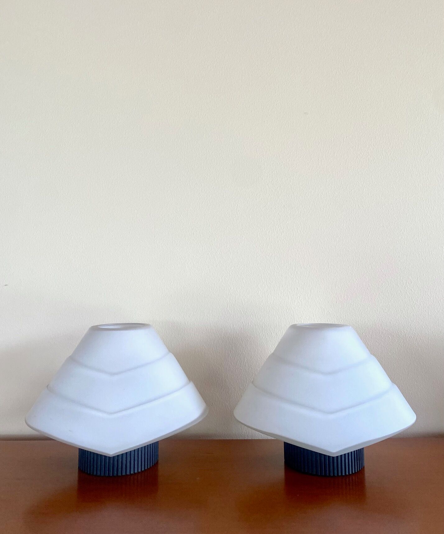 Pair of lamps in opaline glass and metal, 1980