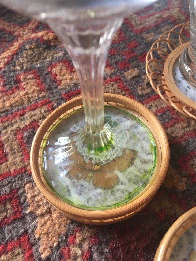 Sub-glasses assorted butterflies in rattan and bamboo .