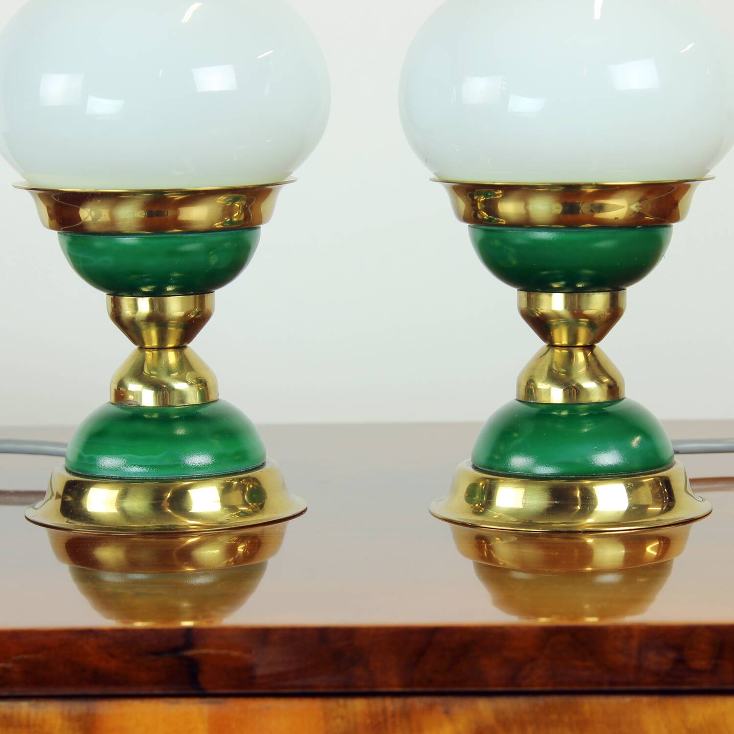 Suite de lampes de table en verre opalin et laiton, Tchécoslovaquie 1955