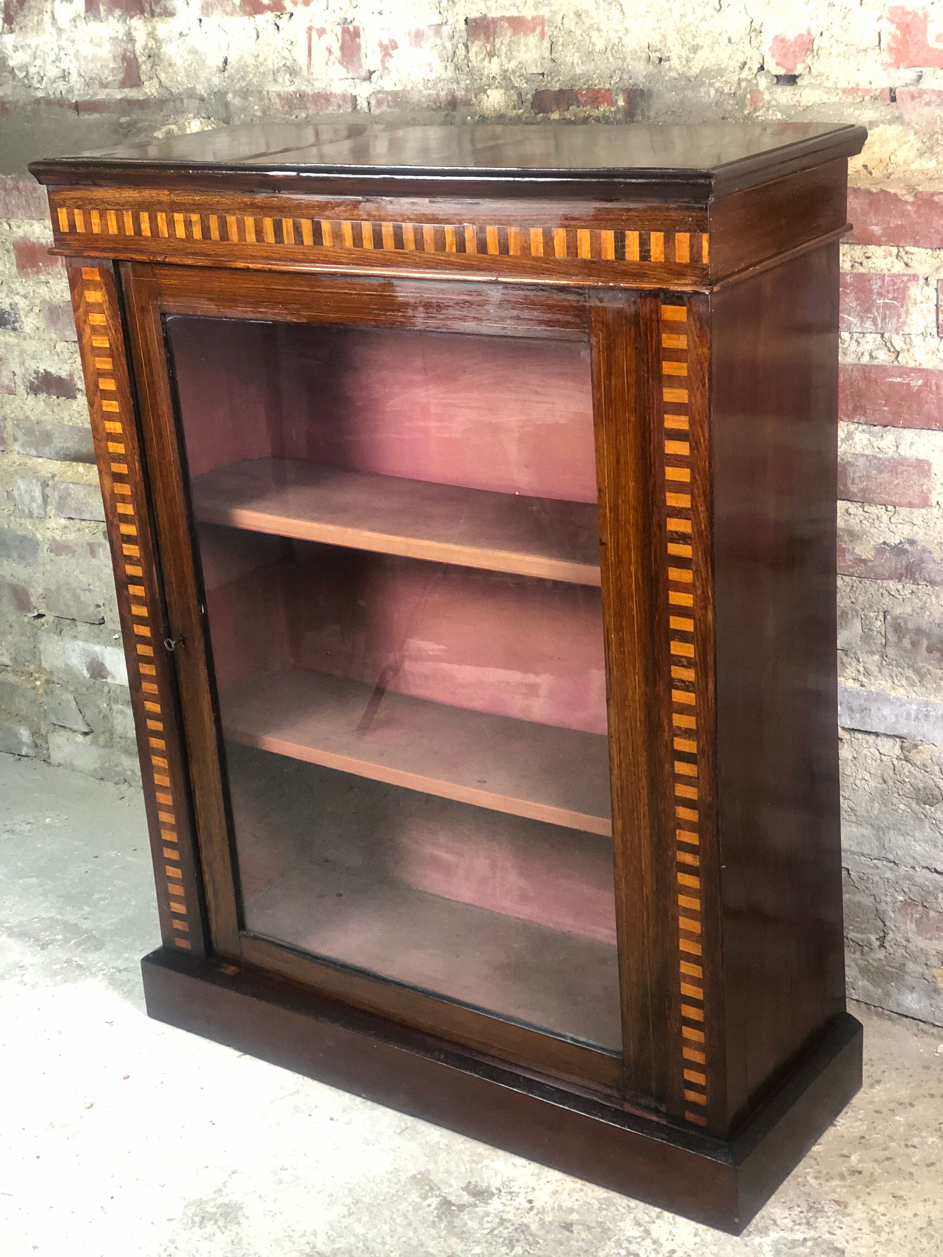 Low English style showcase/bookcase in mahogany and mahogany veneer 1930