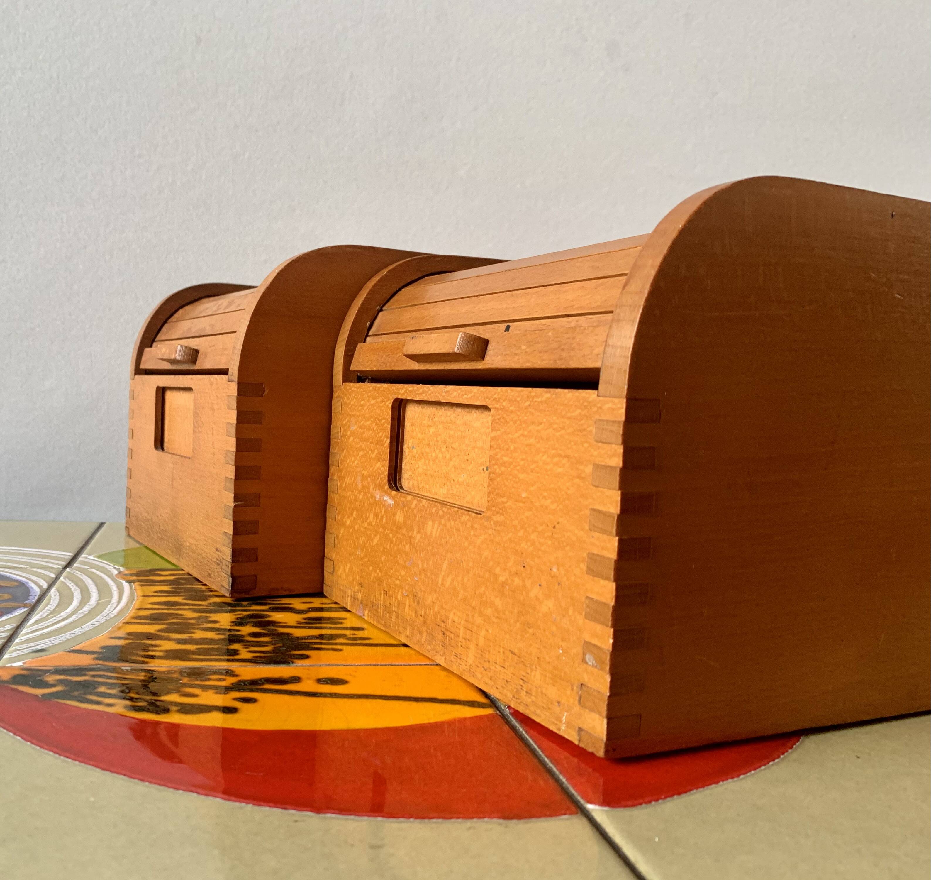 2 anciennes boîtes de classement en bois à volet