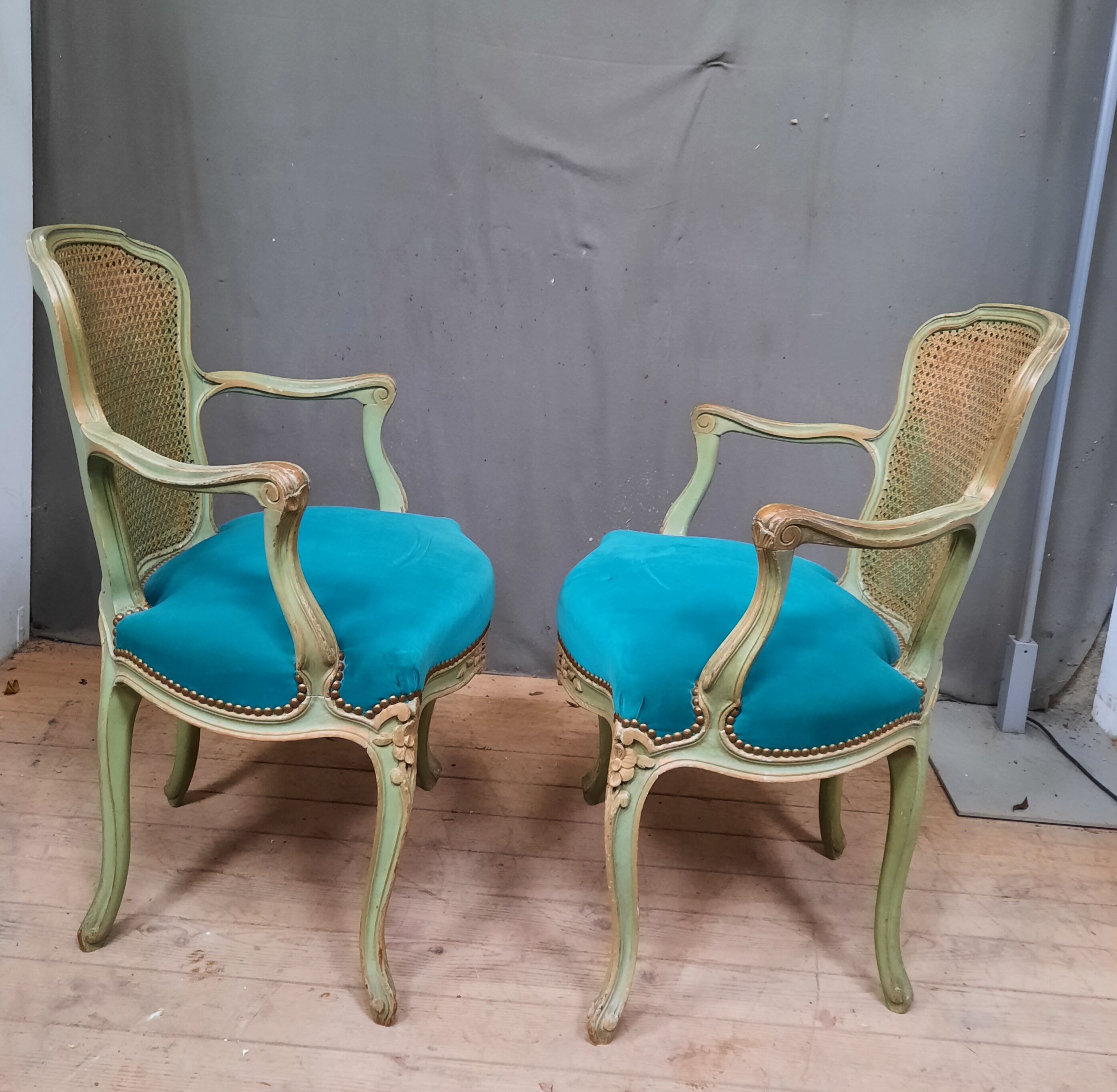 Paire de fauteuils style Louis XV