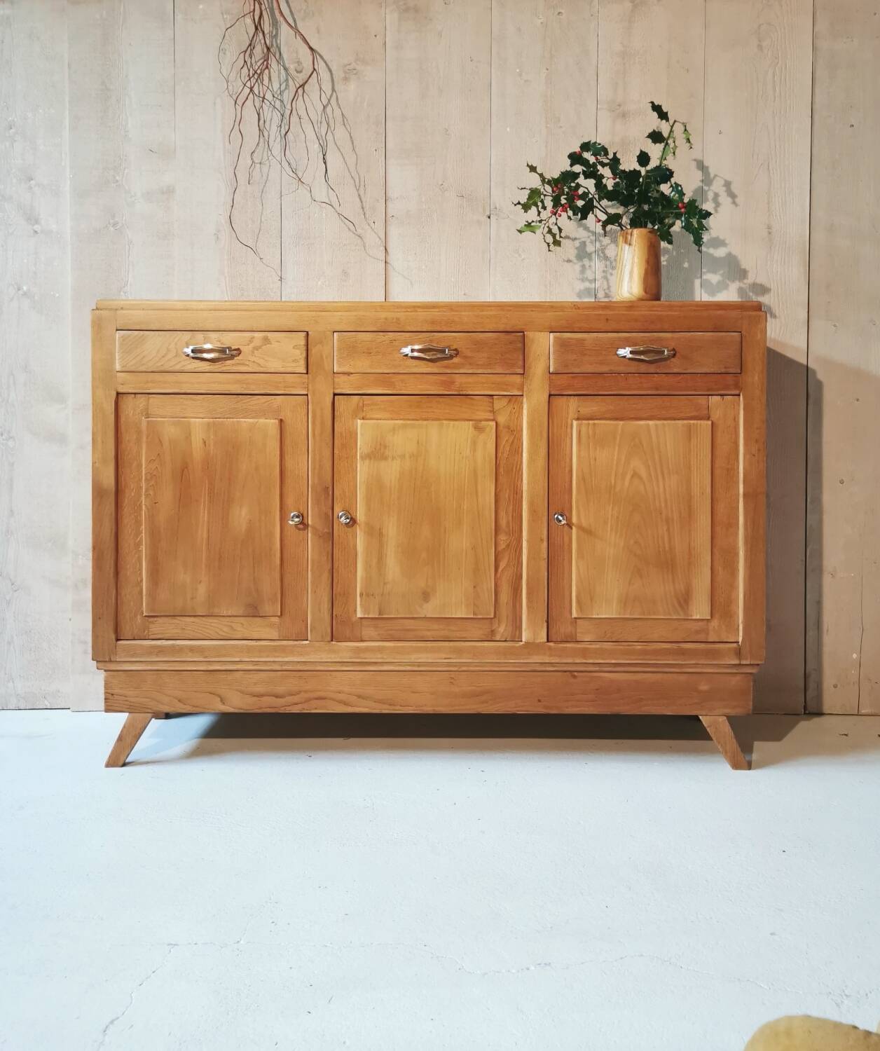 Compass feet sideboard