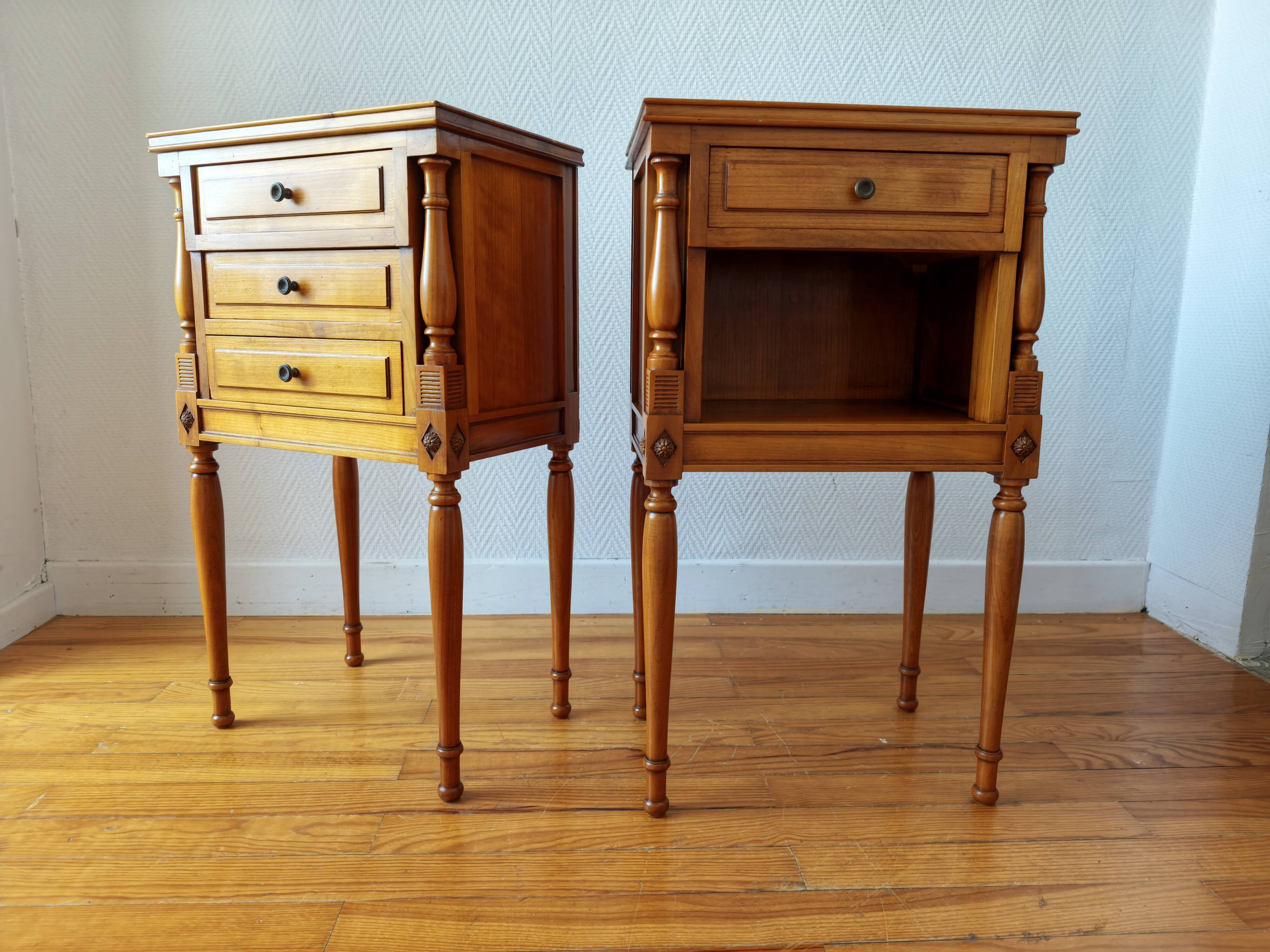Paire de tables chevet françaises de style Louis XVI