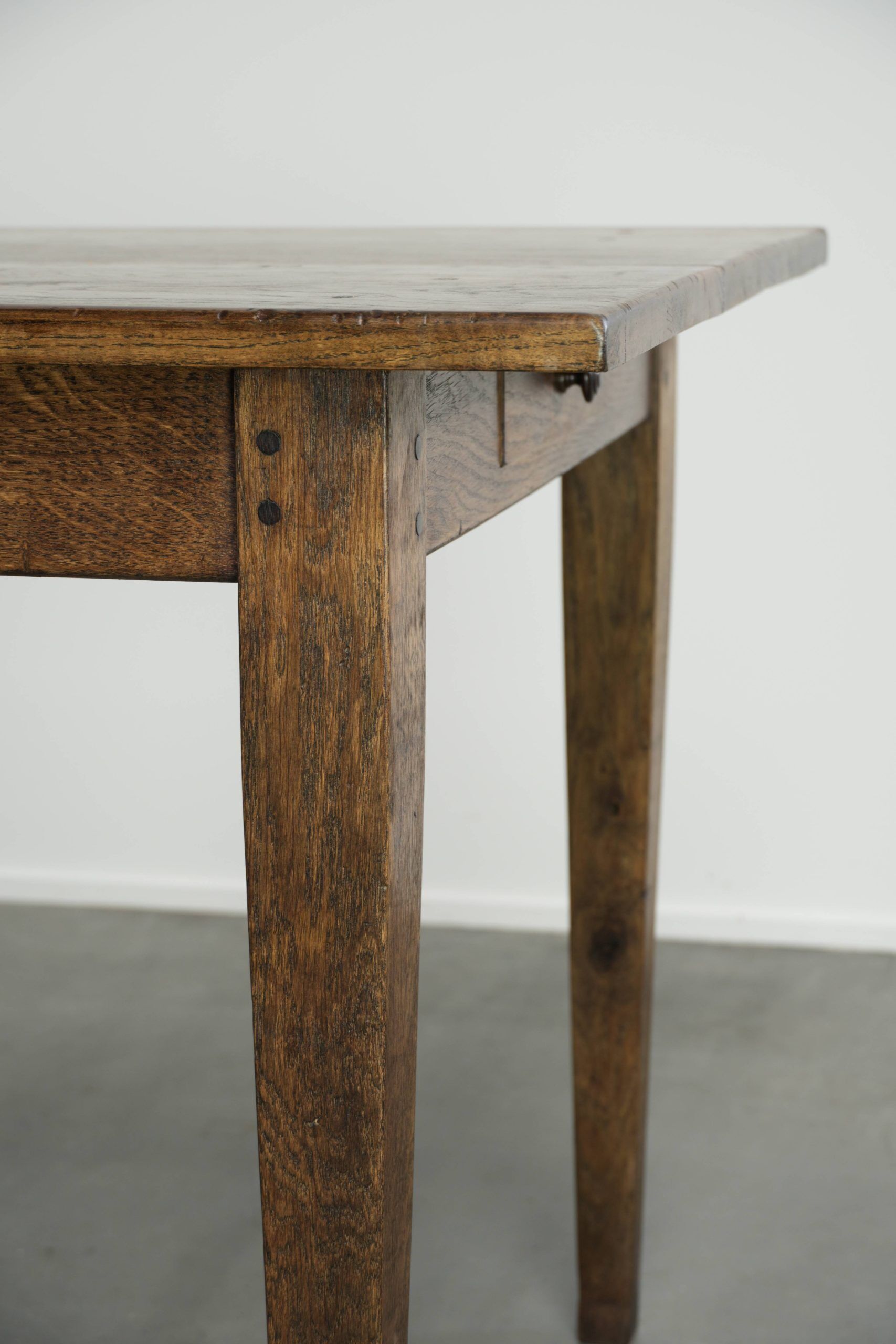 Table de ferme française du 19ème siècle en chêne avec 2 tiroirs.