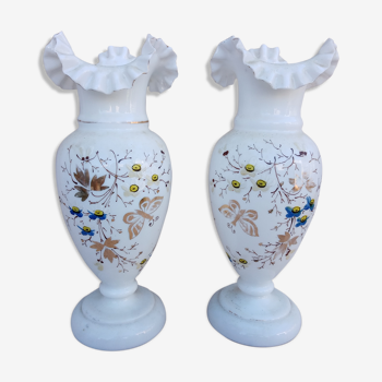 Paire de vases en opaline blanche
