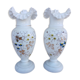 Paire de vases en opaline blanche