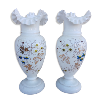 Paire de vases en opaline blanche
