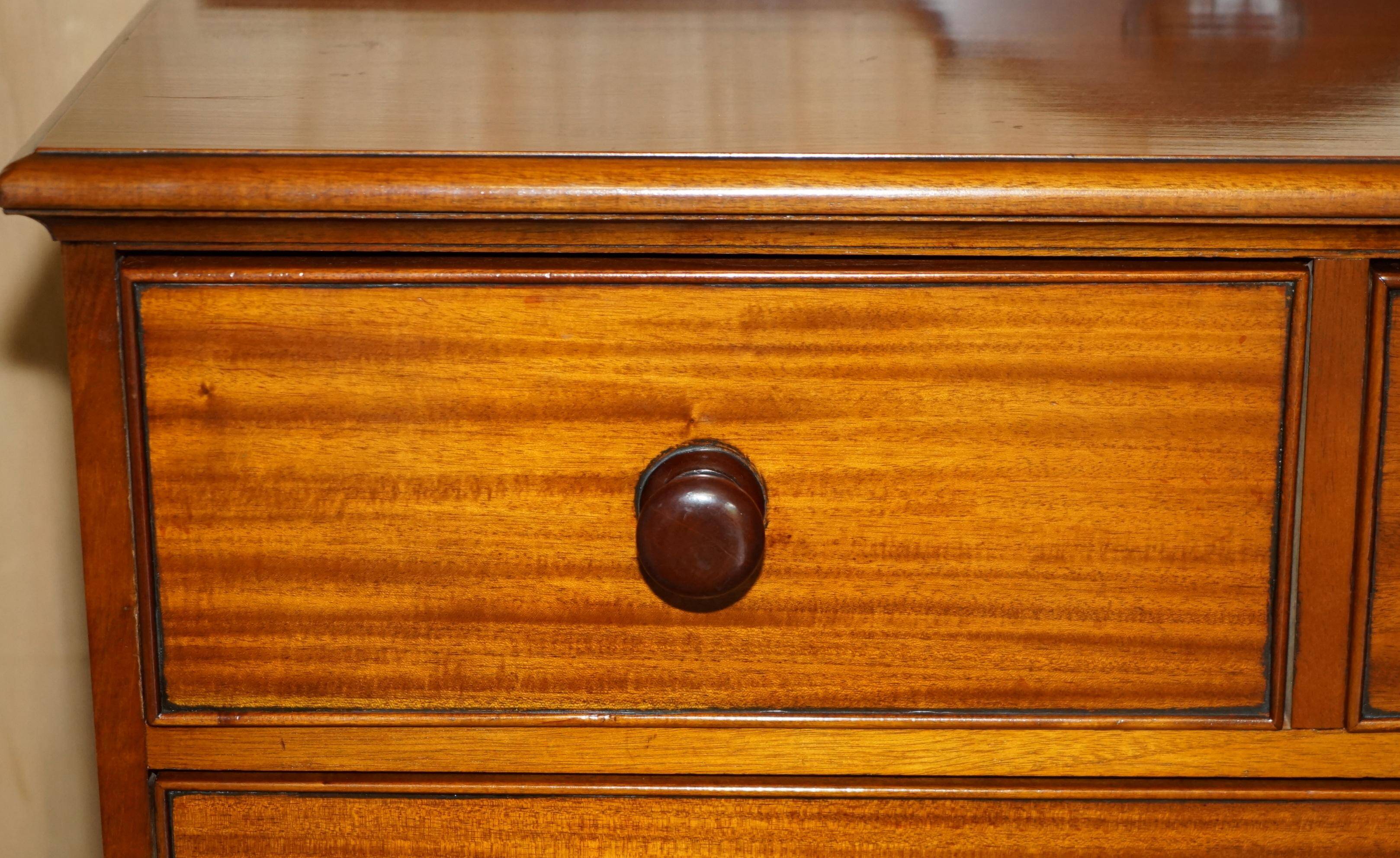 Paire de commodes vintage en acajou flammé
