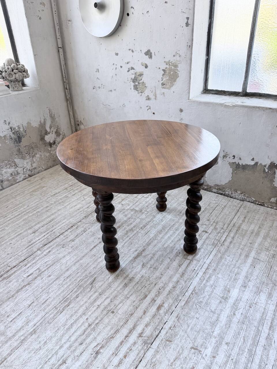 Table 1900 walnut round turned legs