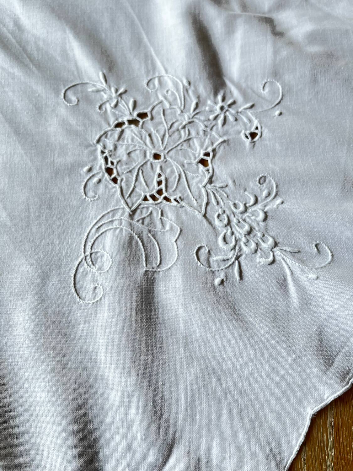Round embroidered cotton tablecloth