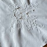 Nappe ronde en coton brodé