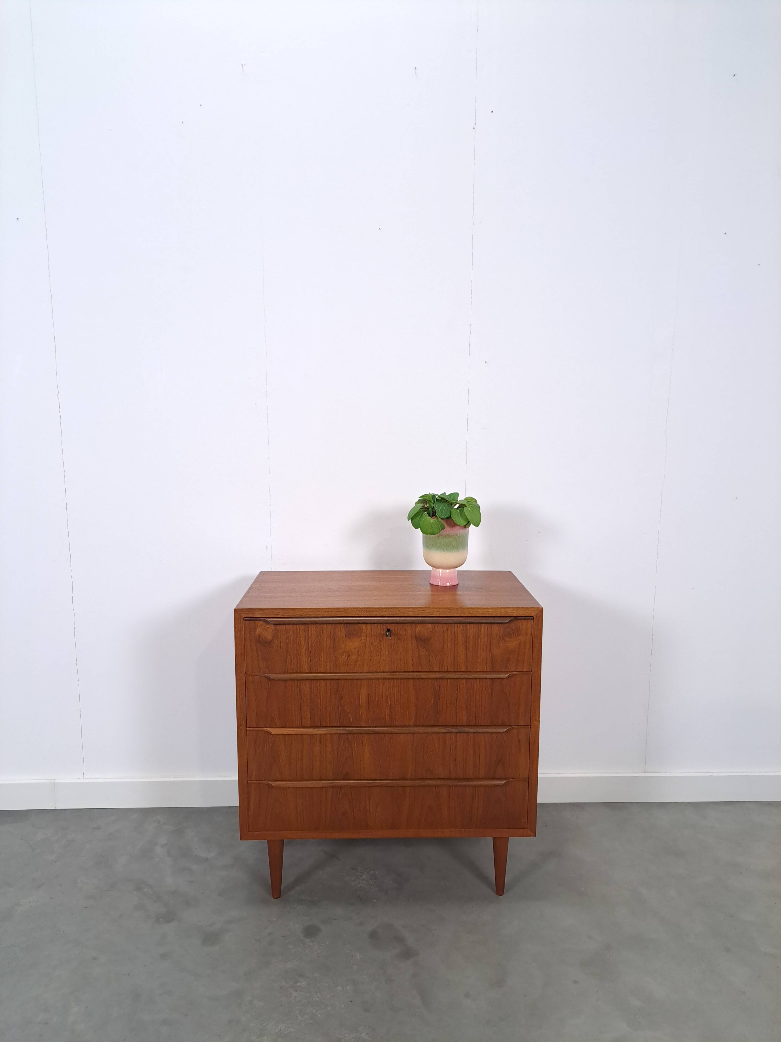 Teak Deense ladekast met 4 lades vintage