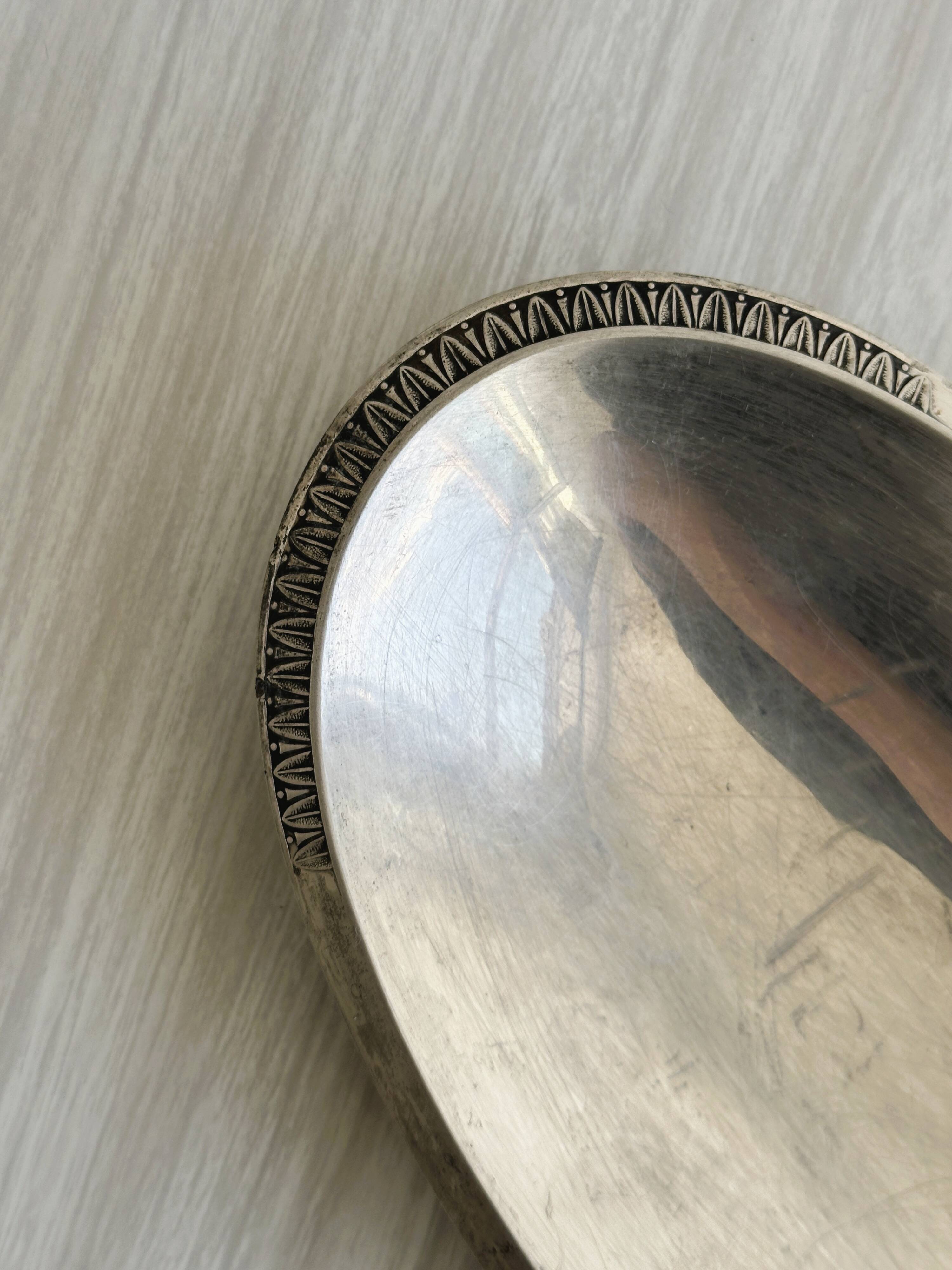 Silver-plated metal empty pocket on ball feet