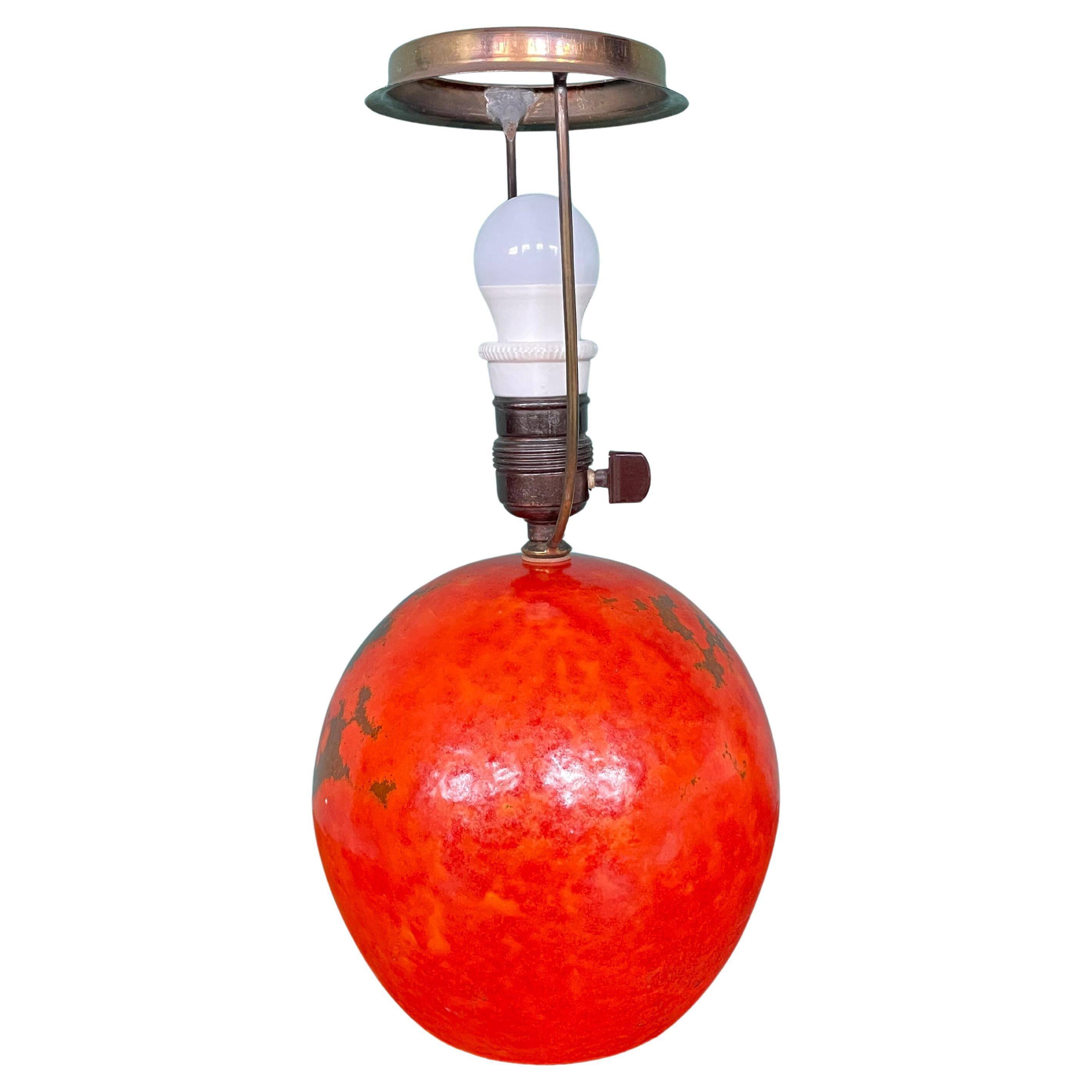 Lampe en céramique HAK Herman Kähler Art Déco, vers 1930, globe orange avec détails en laiton.