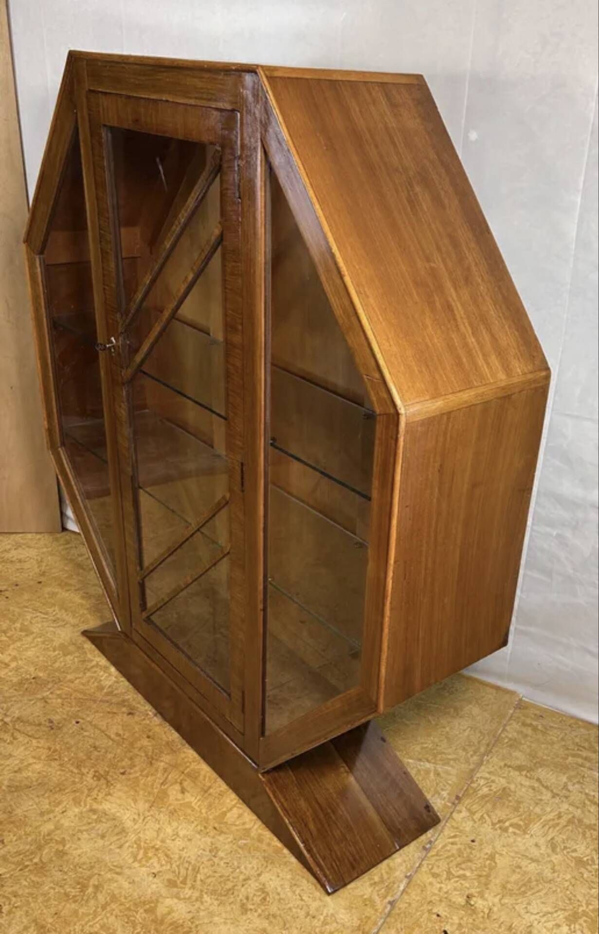 Art deco vintage brocante walnut hexagonal display cabinet - 1920-1930