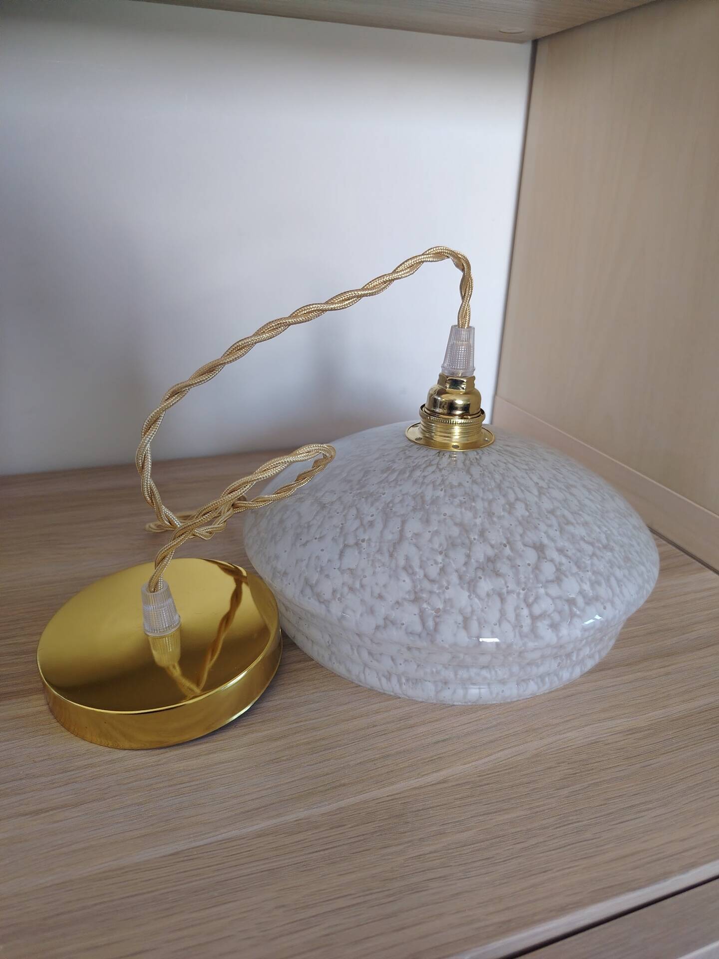 White Clichy glass suspension