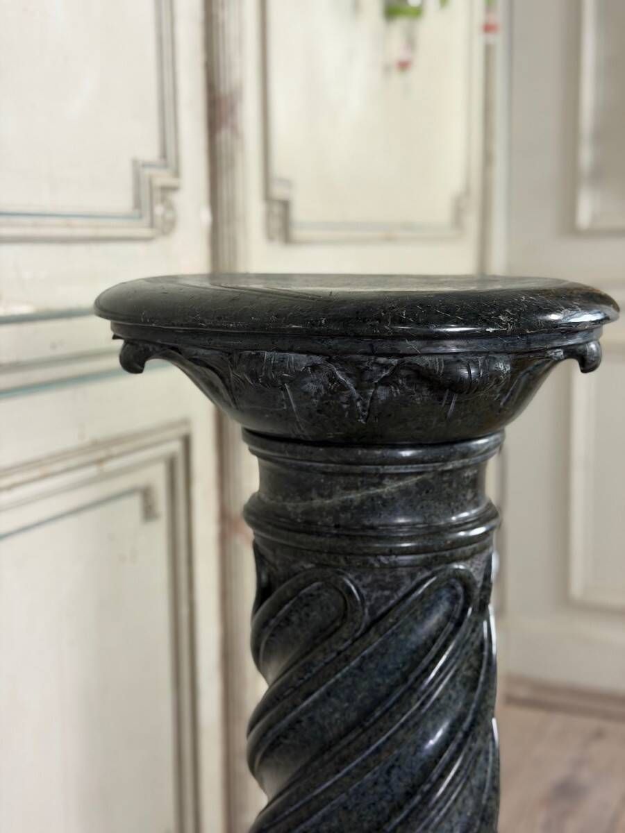 Column in green serpentine marble, shaft sculpted in a spiral, circa 1880