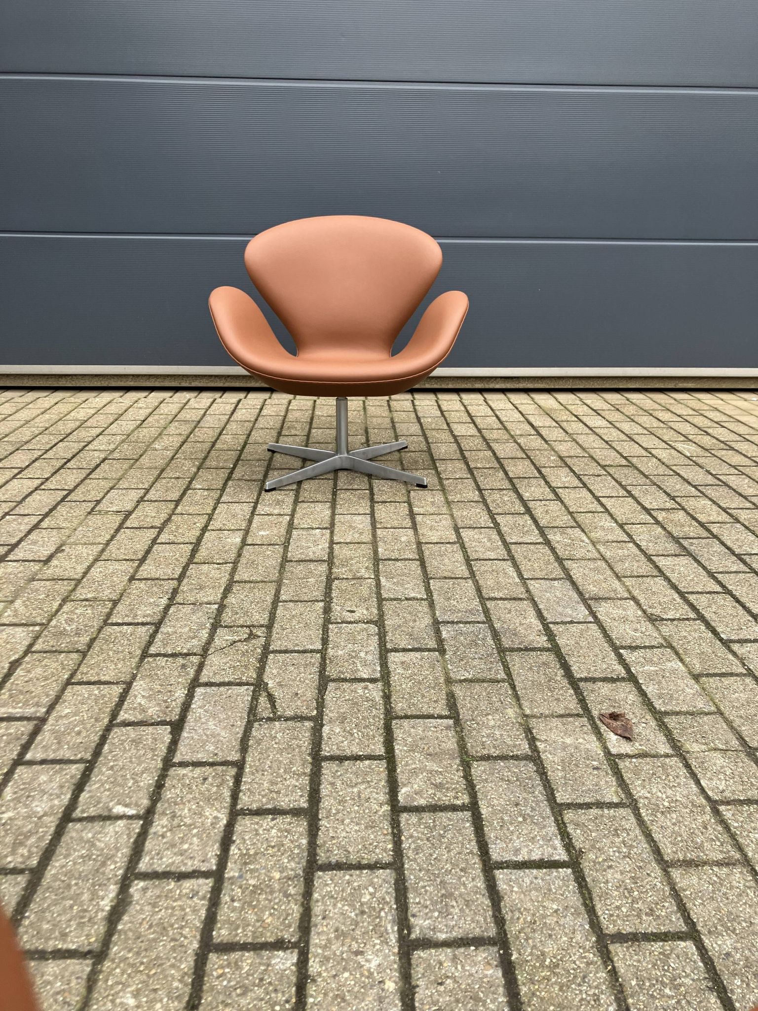 Fritz Hansen Swan chair by Arne Jacobsen in Cognac leather, NEW condition!!